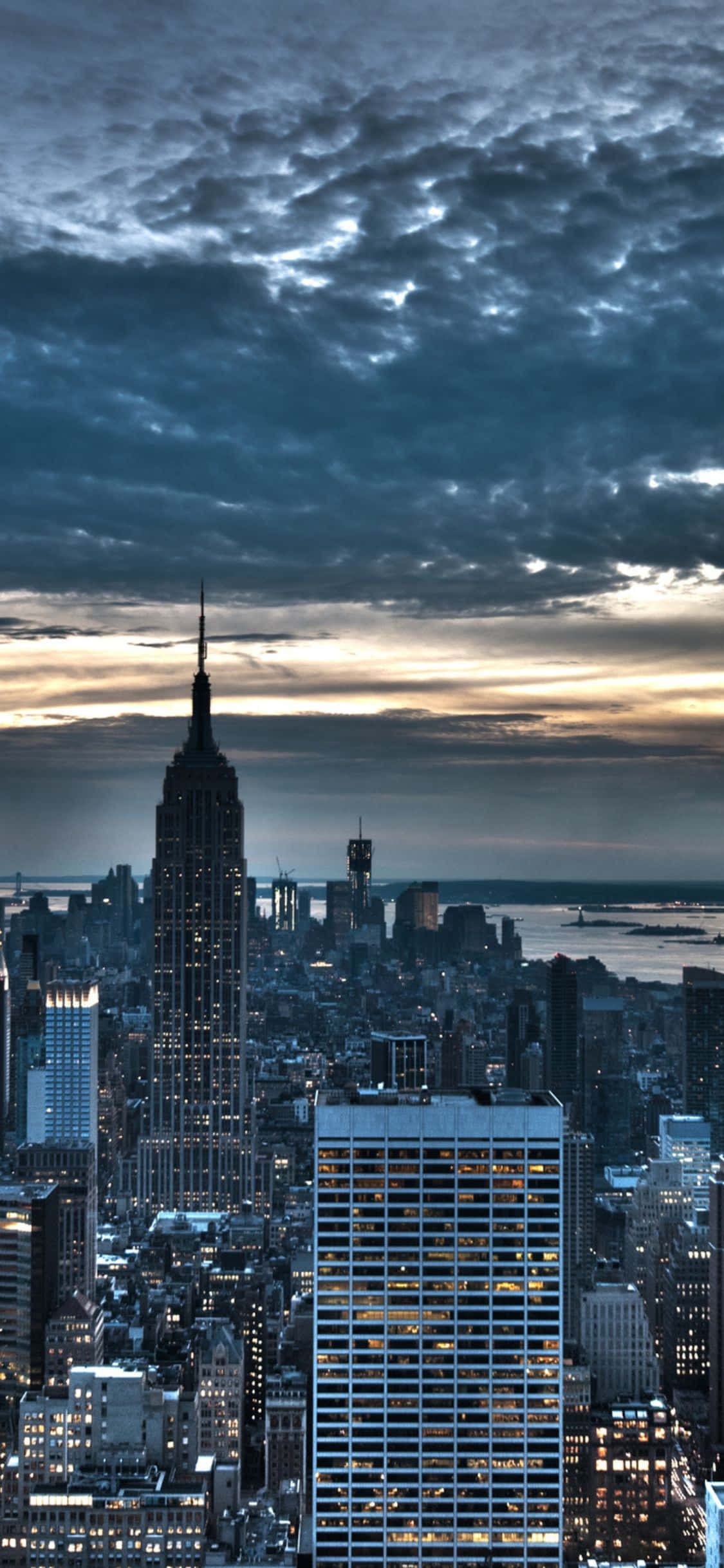 Pragtige en majestueuse naghemel van New York Stad op 'n iPhone XS. Muurpapier