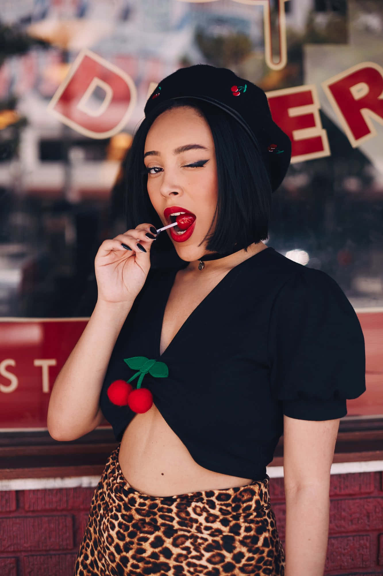 Pragtige sangeres-liedjieskrywer Doja Cat wat pragtig lyk tydens haar optrede Muurpapier