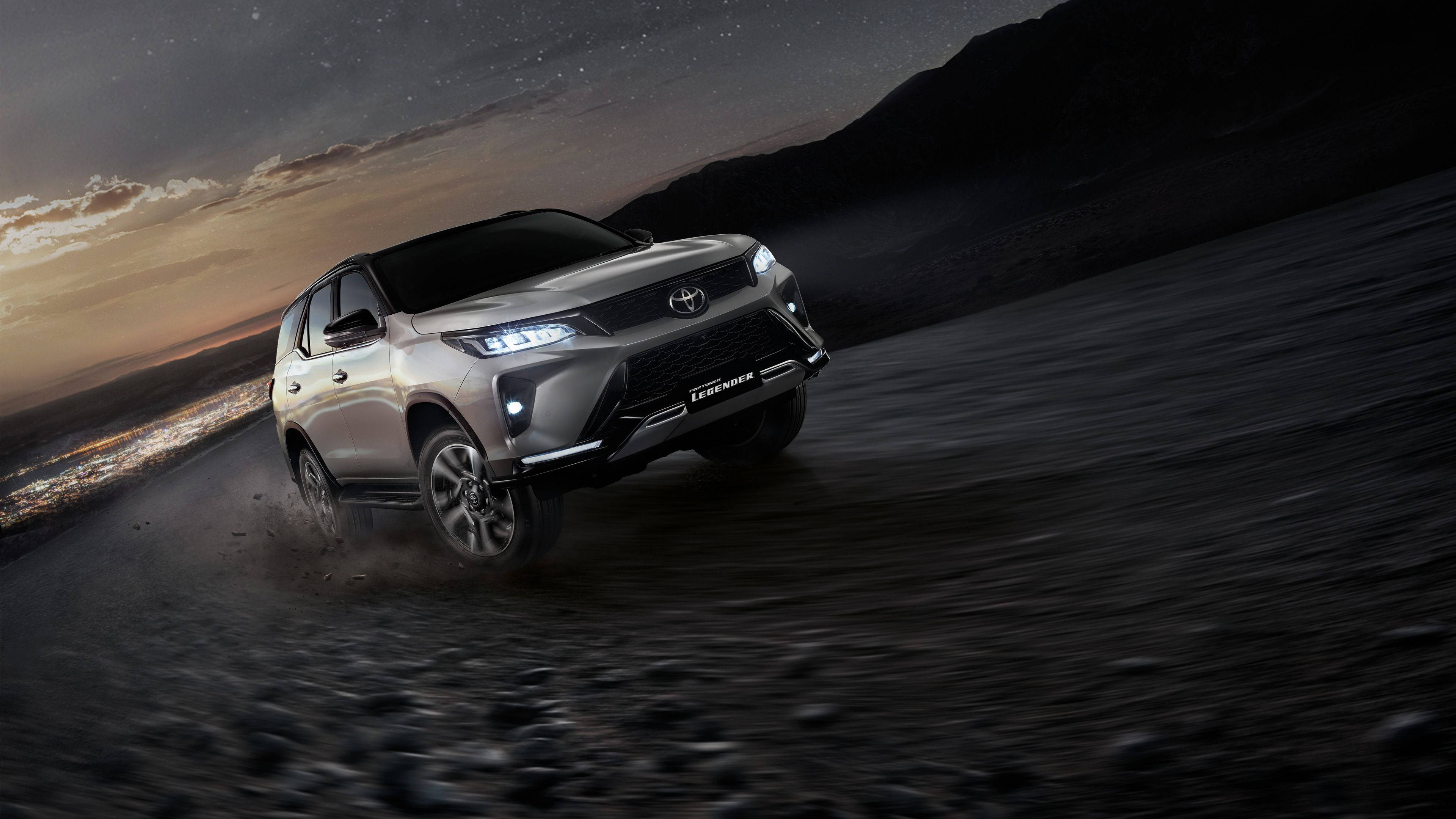 Pragtige Silwer Metallic Toyota Fortuner Legender in Aksie Muurpapier