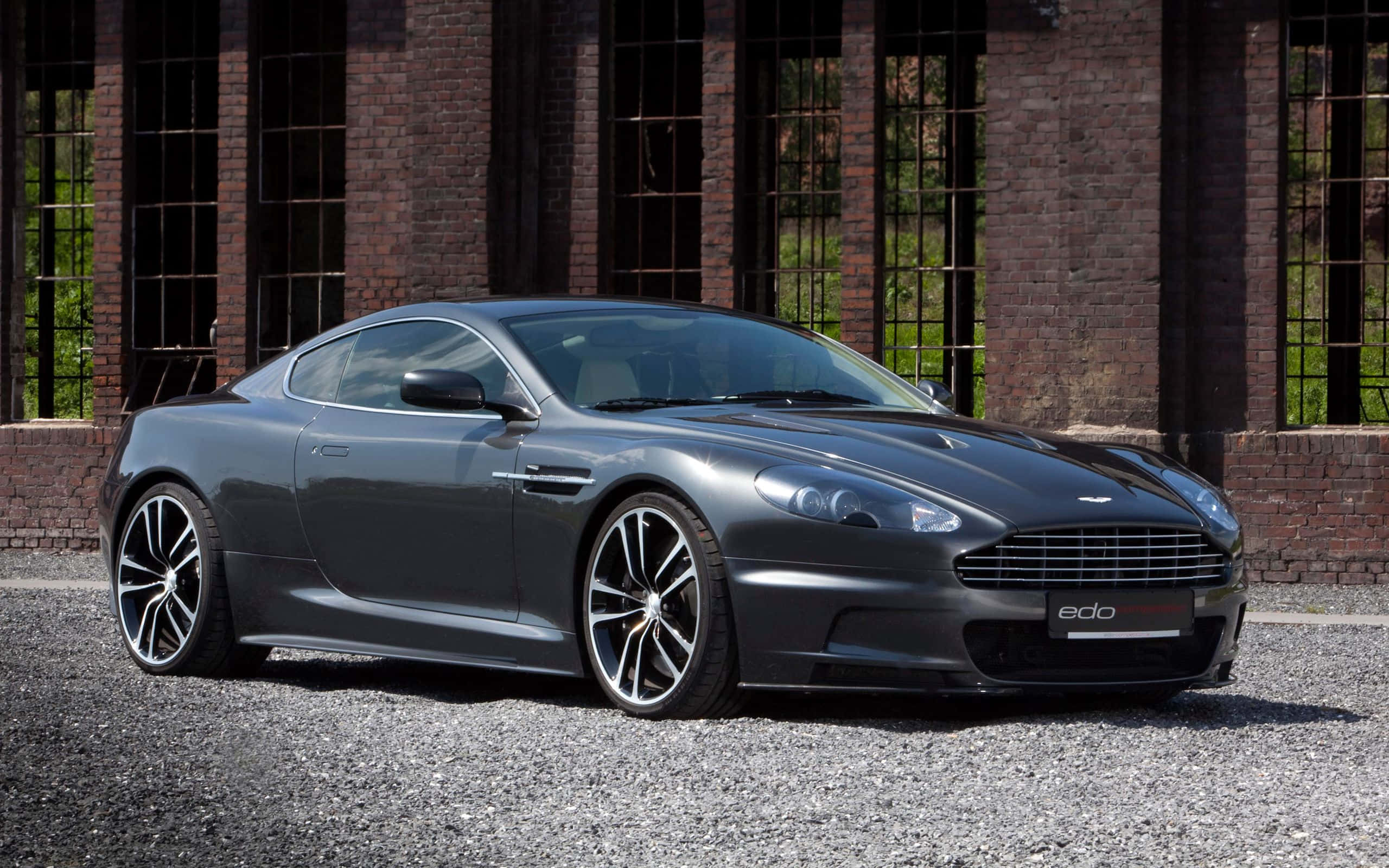 Pragtige Silwer Aston Martin DB9 op die Renbaan Muurpapier