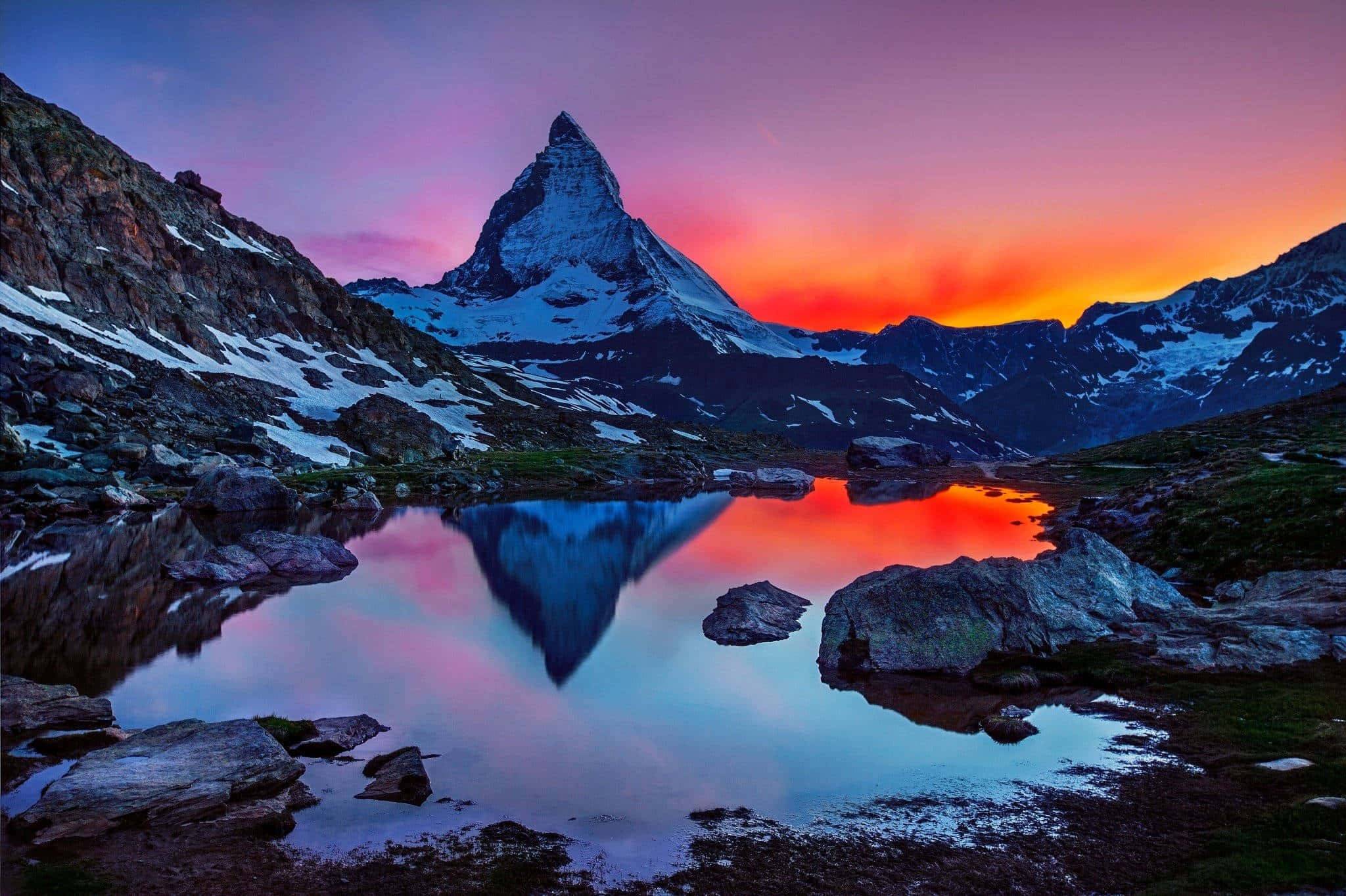 Pragtige Sonsondergangsbeeld by die Matterhorn Muurpapier