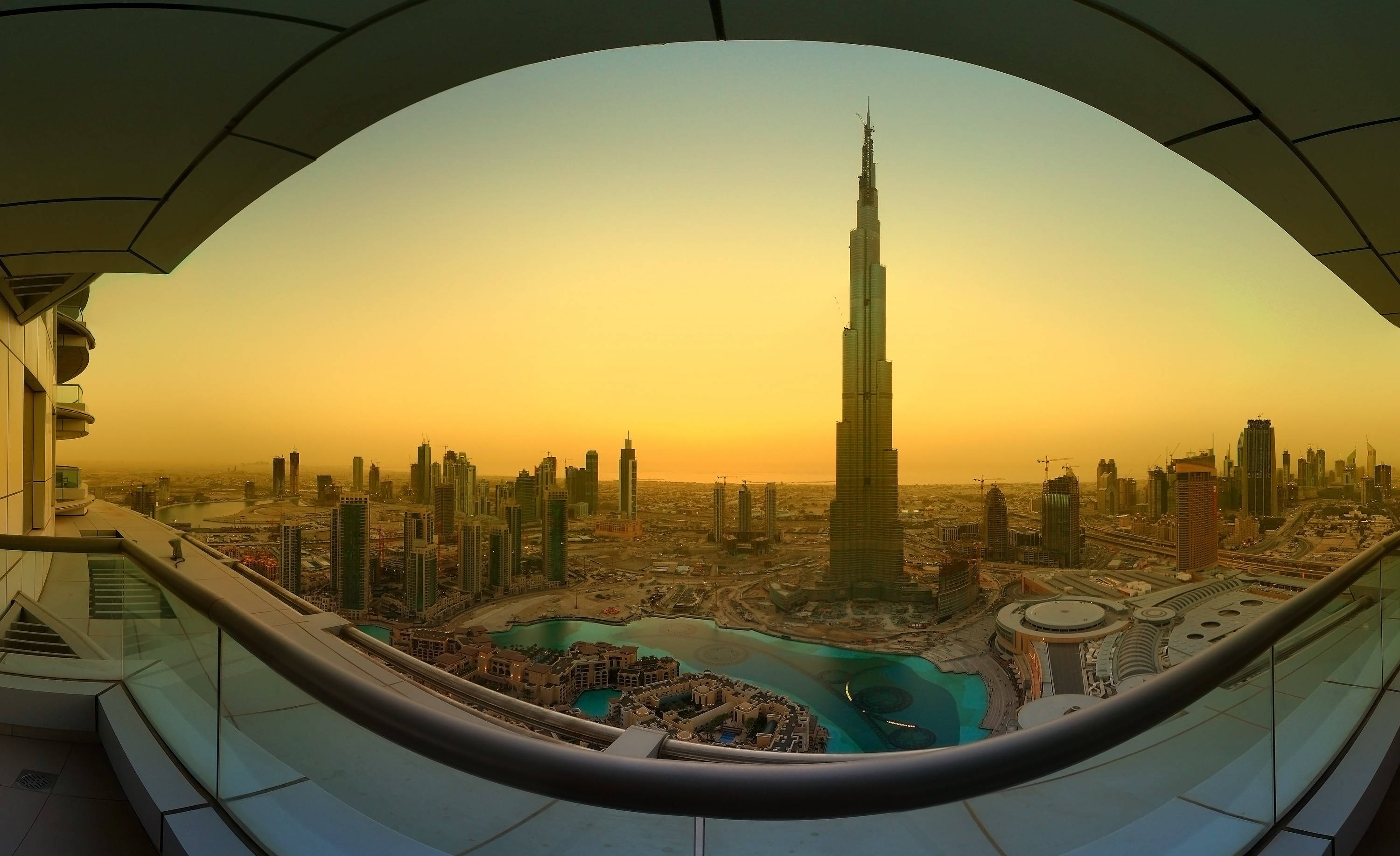 Pragtige Sonsopkoms Weerspieël in Burj Khalifa Muurpapier