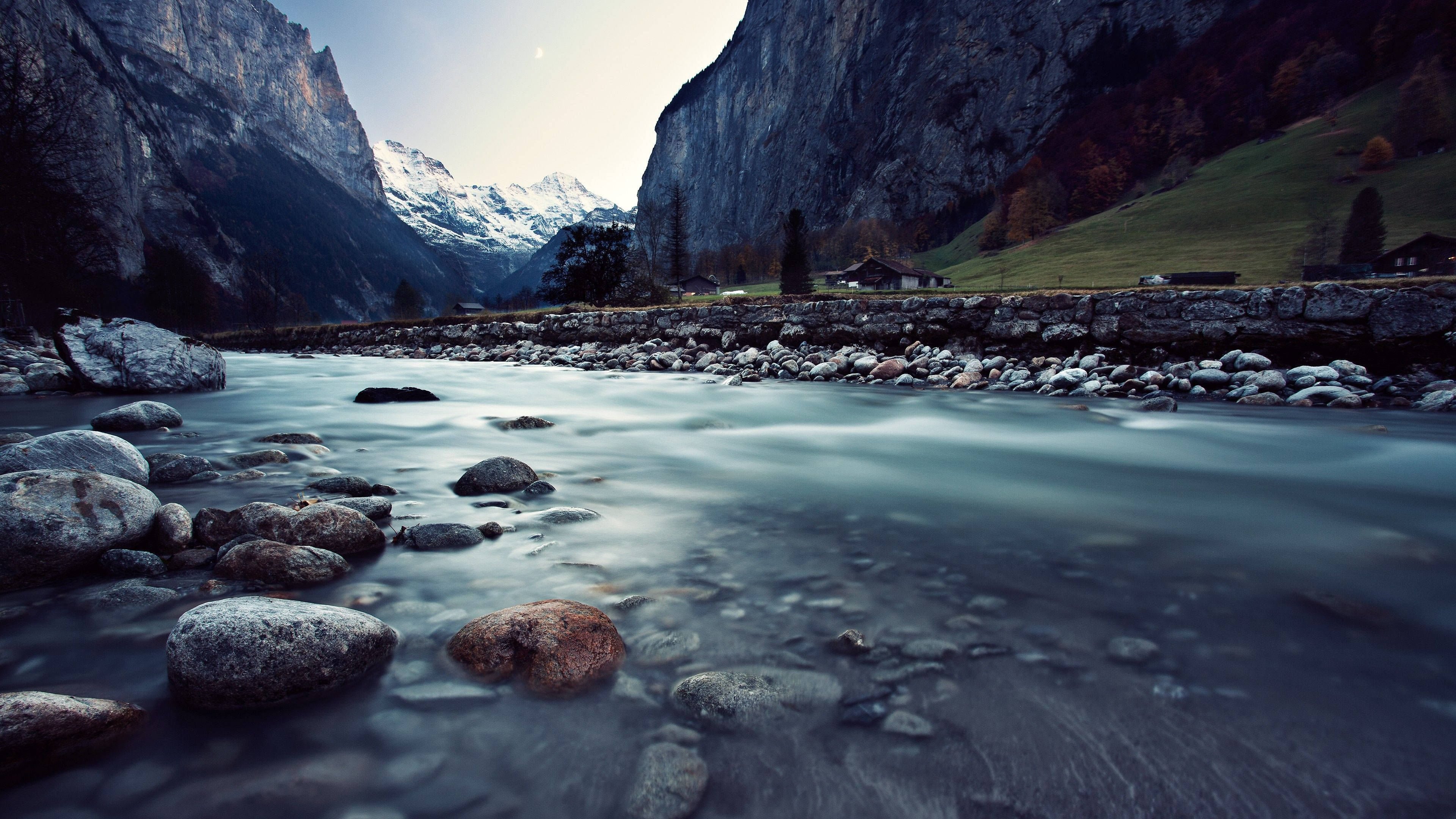 Pragtige Uitsig oor Rivier in die Natuur Muurpapier