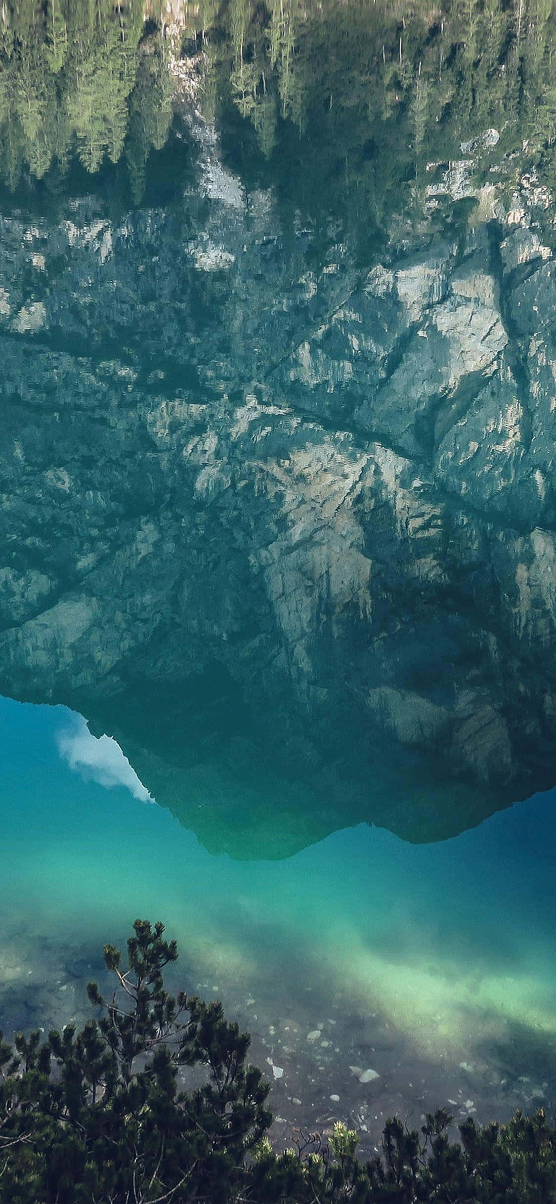 Pragtige Waterval in Onaangeraakte Woud: iPhone X Natuur Agtergrond Muurpapier