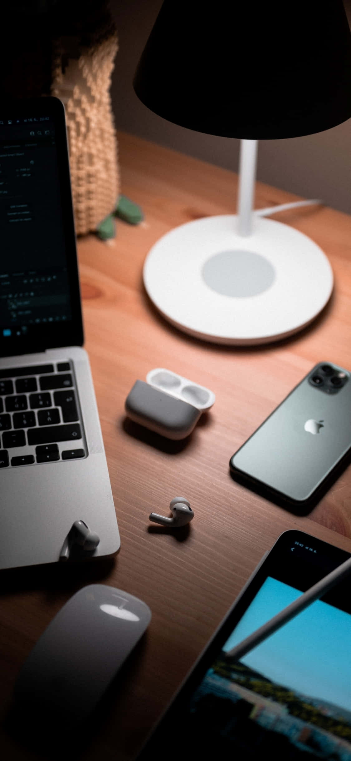Pragtige Werkplek met 'n iPhone X op 'n Moderne Houtlessenaar Muurpapier
