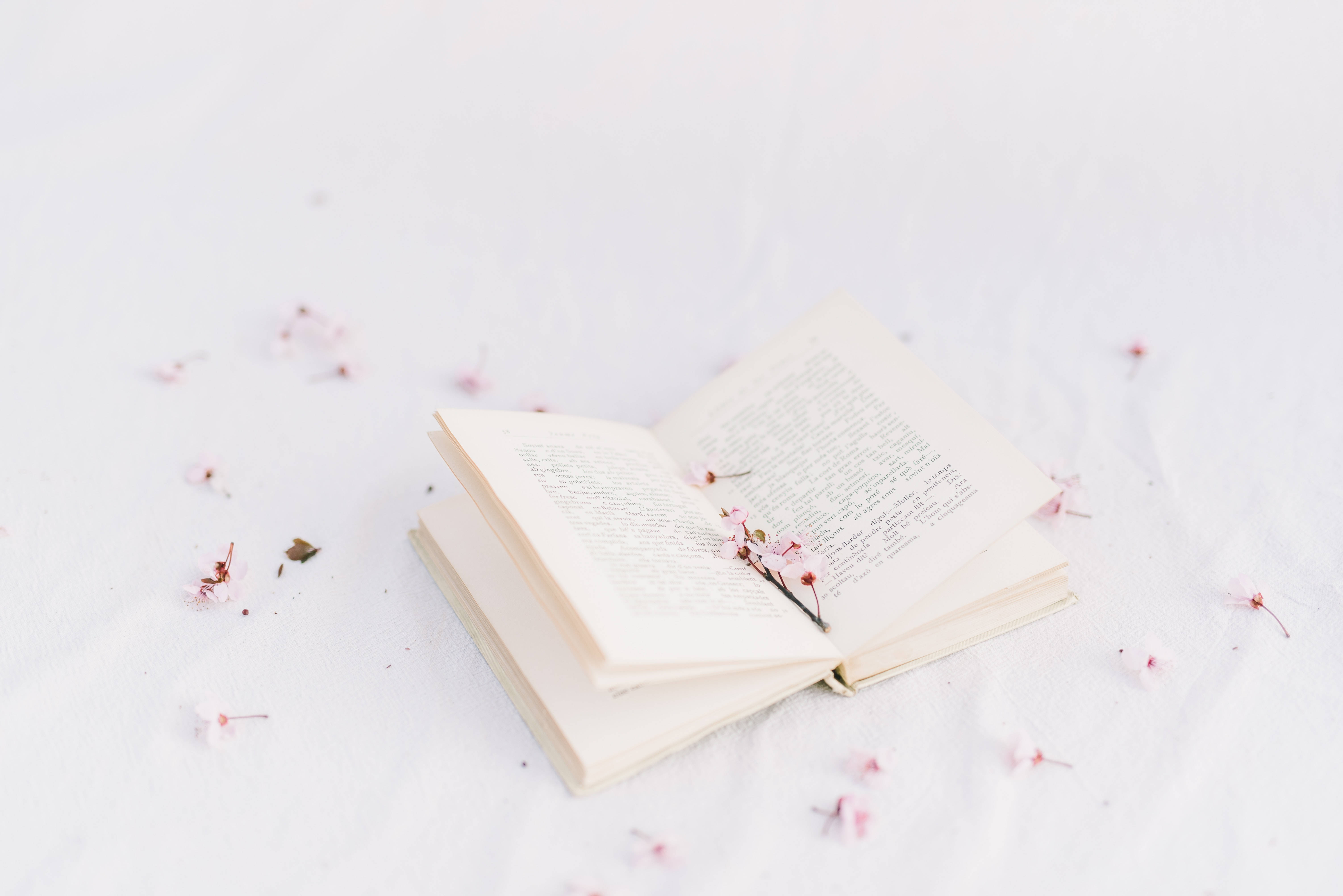 Preppy Estetiese Boek Blomme Muurpapier