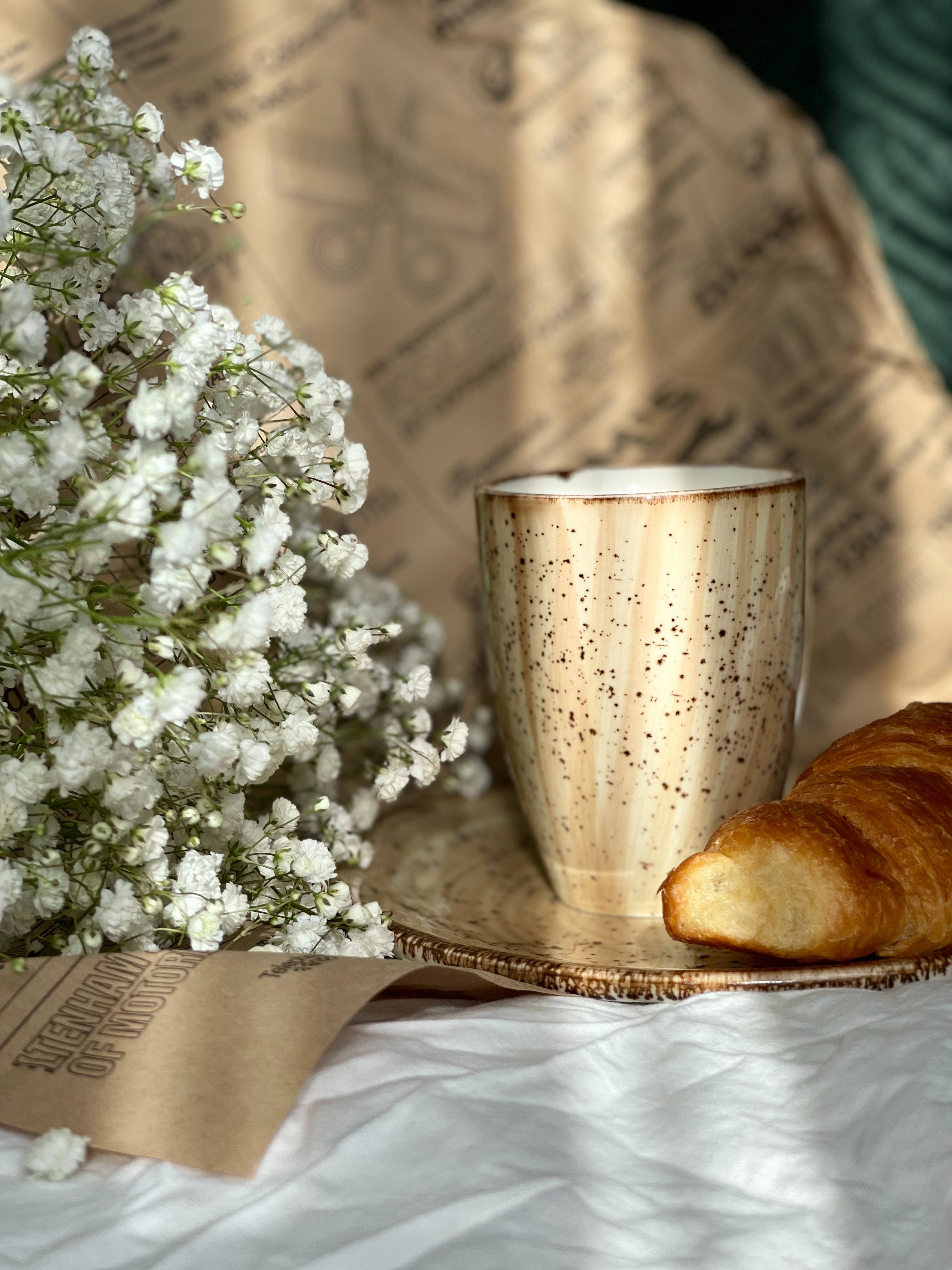 Preppy Estetiese Koffie Croissant Muurpapier