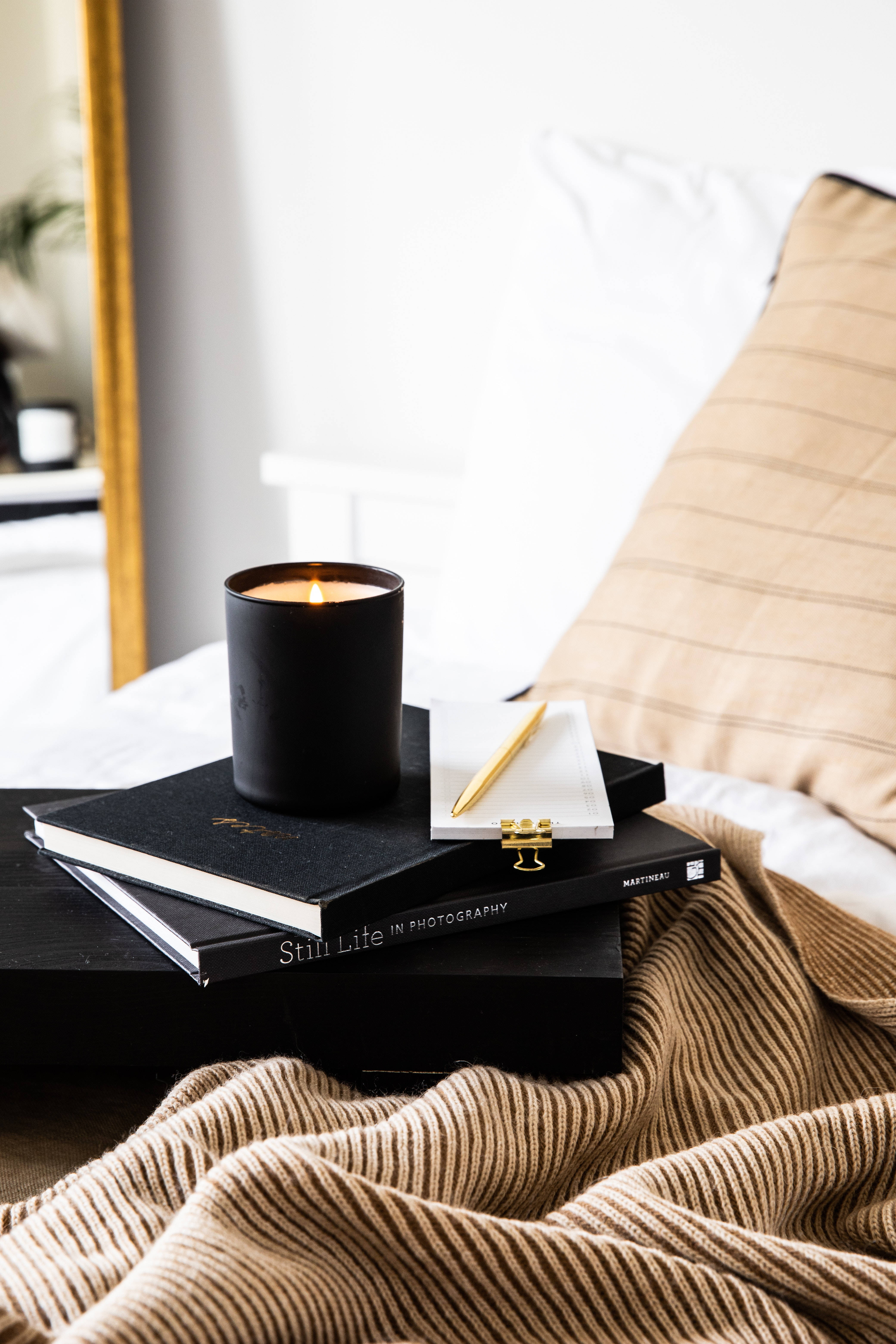 Preppy Estetiese Swart Boeke Muurpapier