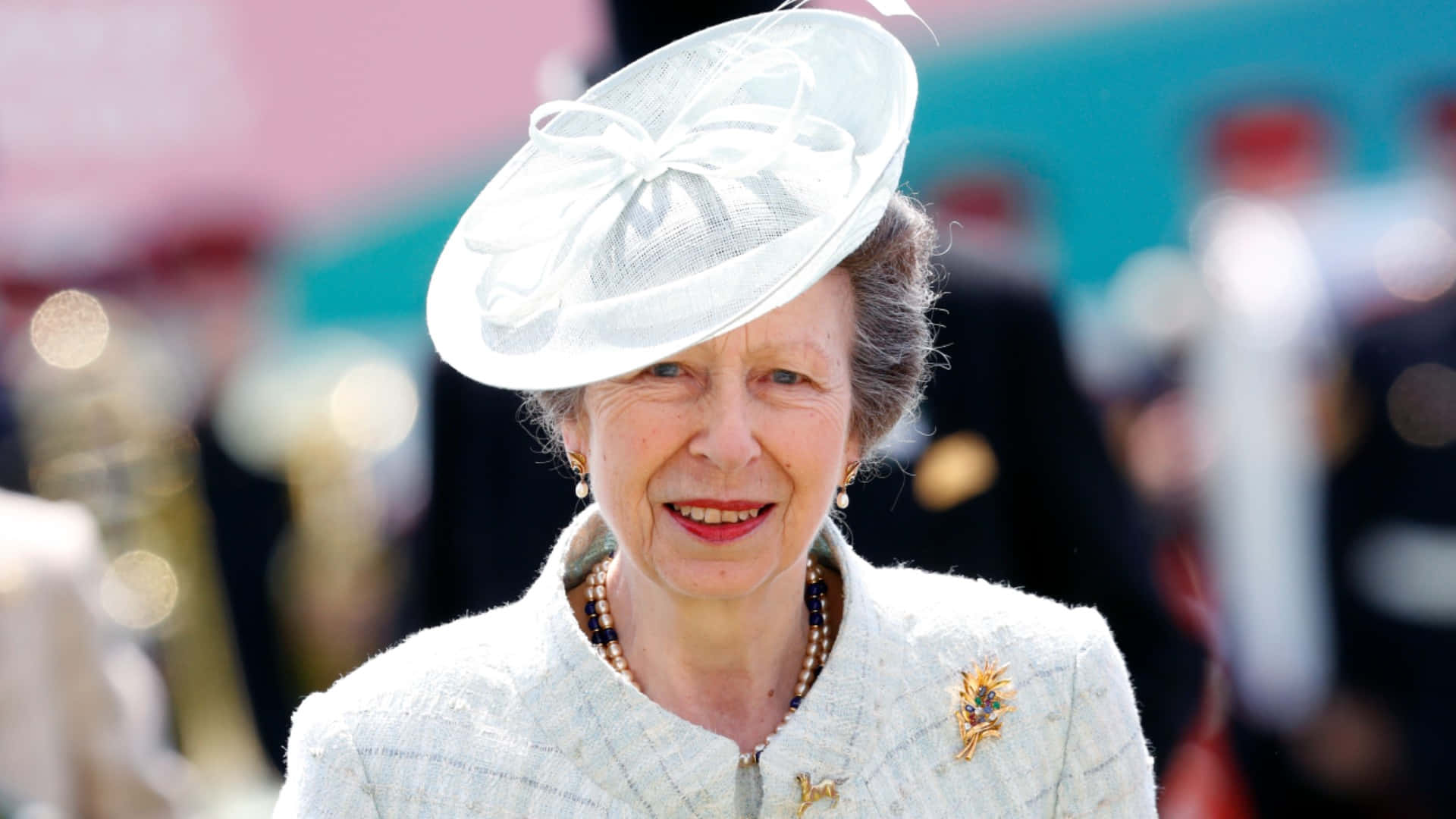 Prinses Anne Getooi in Grasieuse Heelwit-uitrusting Muurpapier