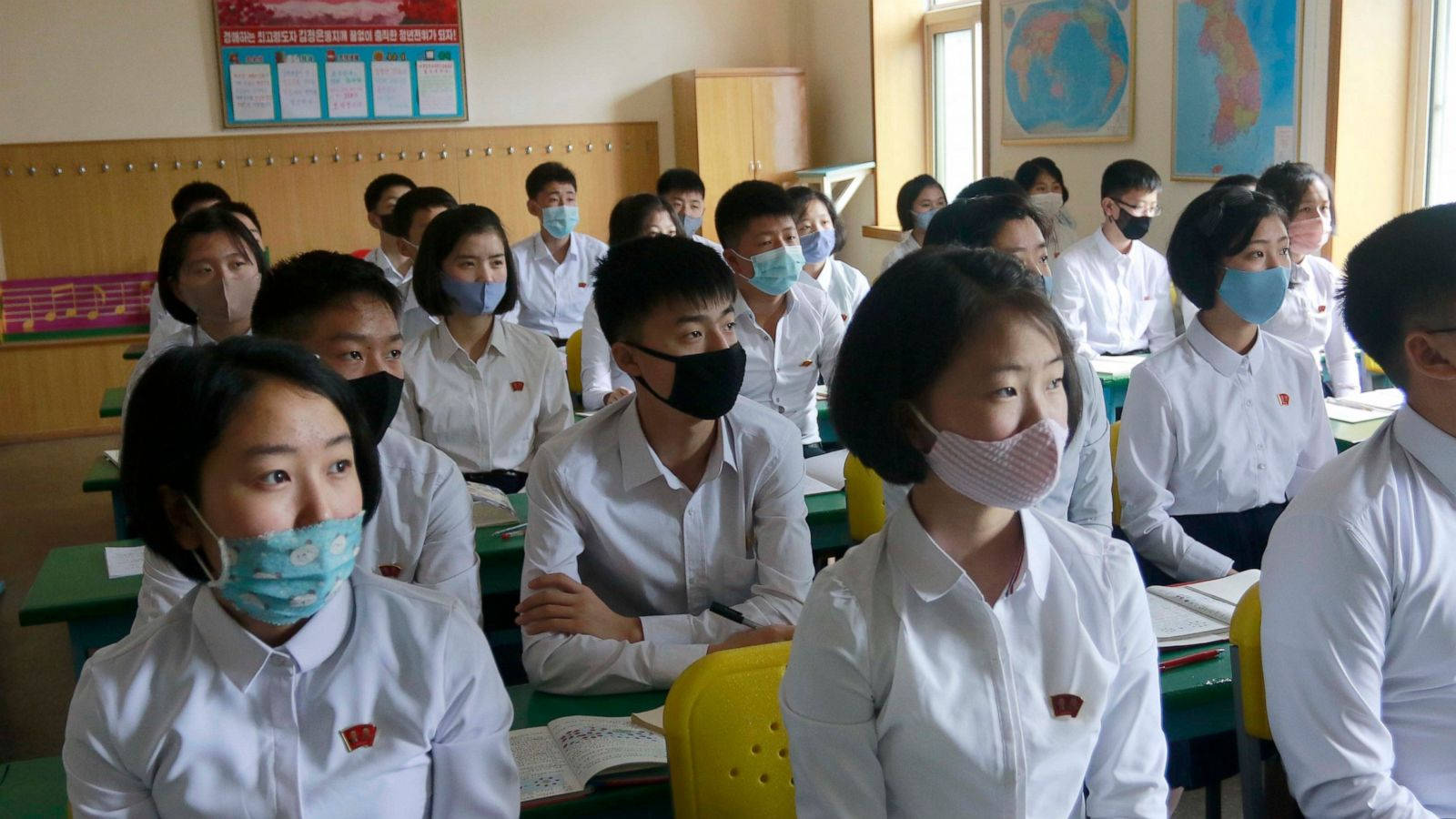 Professioneel in Mediese Beskermingstoerusting wat 'n Toetsstel vir Koronavirus Vashou Muurpapier