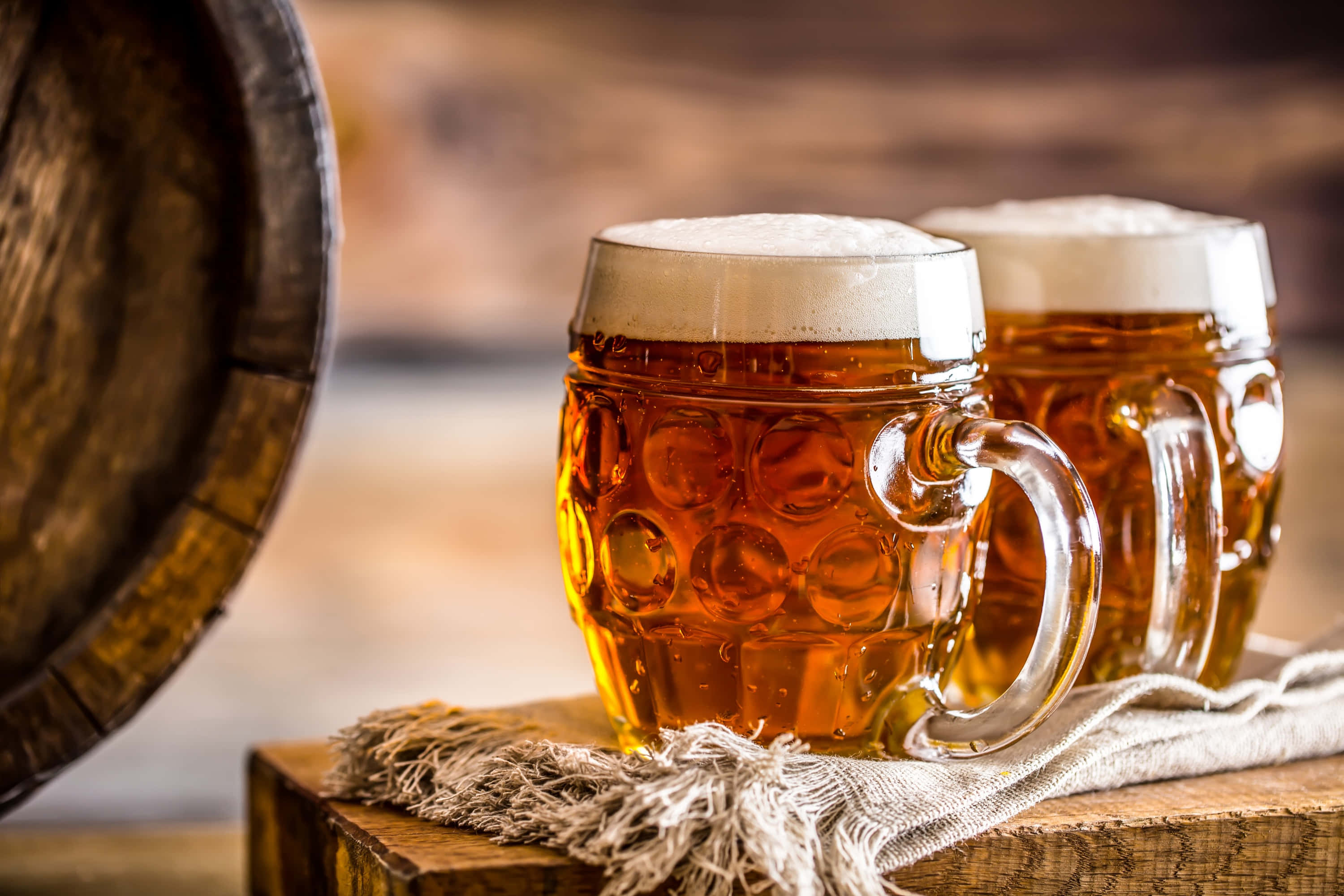 Proost! Geniet van 'n koue pint bier. Muurpapier