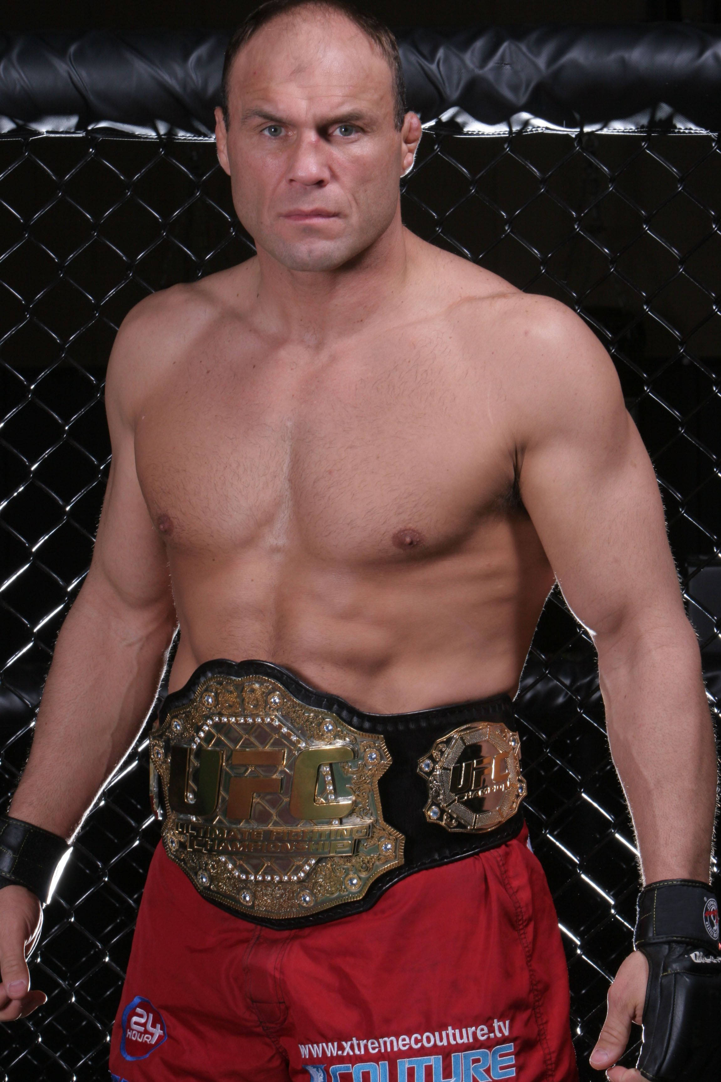 Randy Couture met Gordel Muurpapier