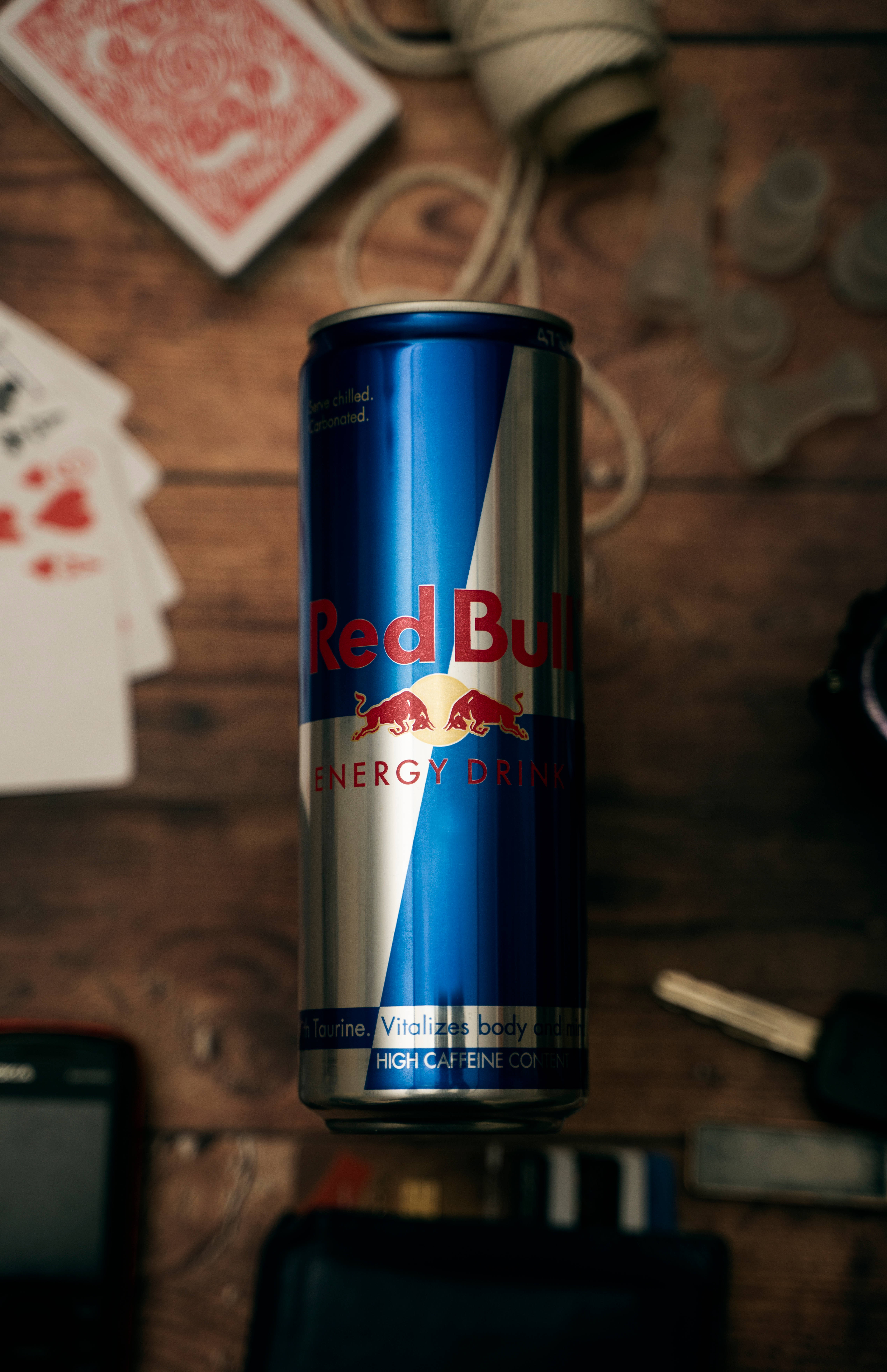 Red Bull Blikkie Met Kaarte Tafel Muurpapier