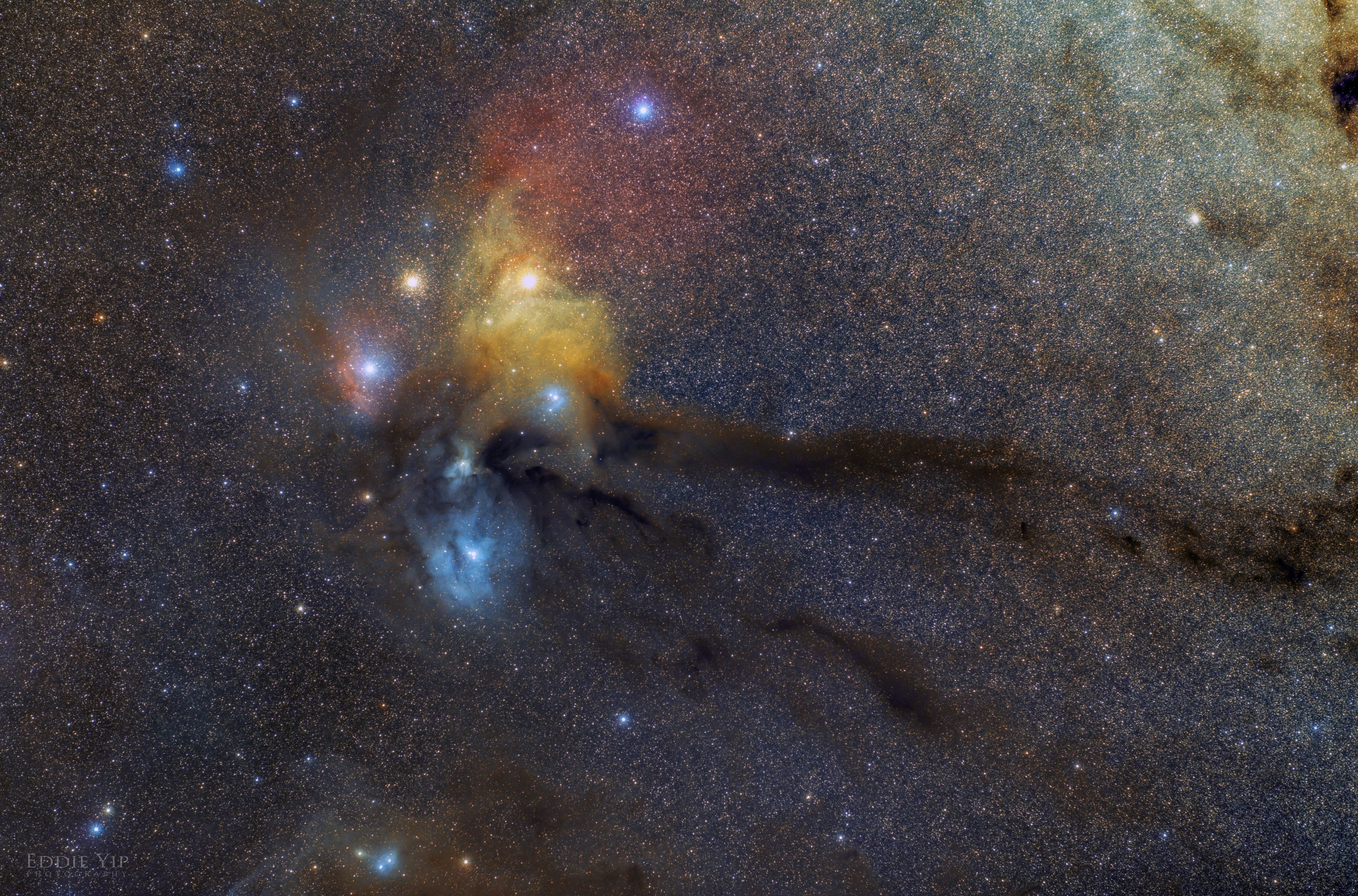 Reis deur 'n magiese sterrestelsel vol lewendige sterreswerms en kleurvolle interstellêre aktiwiteit. Muurpapier