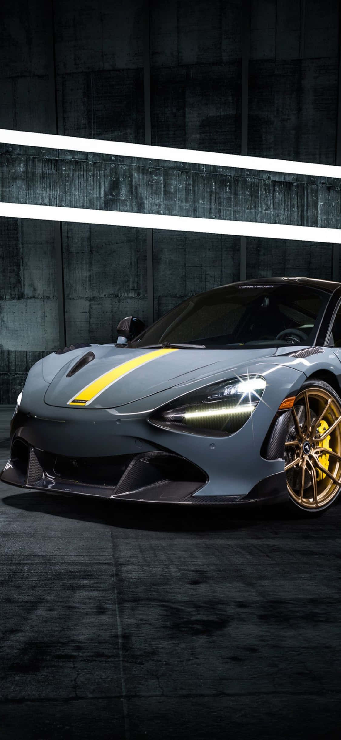 Reis in styl met 'n iPhone Xs en McLaren 720s Muurpapier