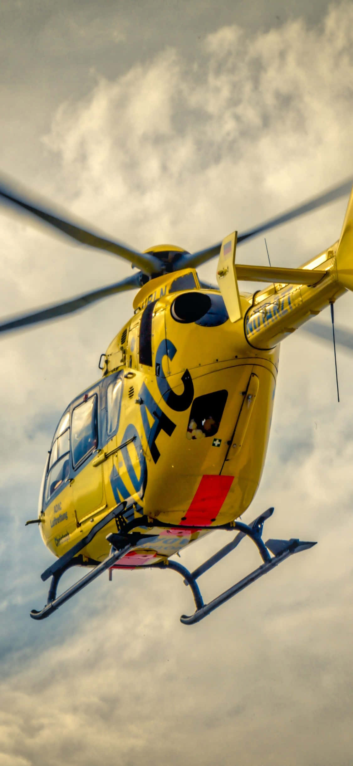Reis in styl met 'n iPhone Xs en 'n Helikopter Muurpapier