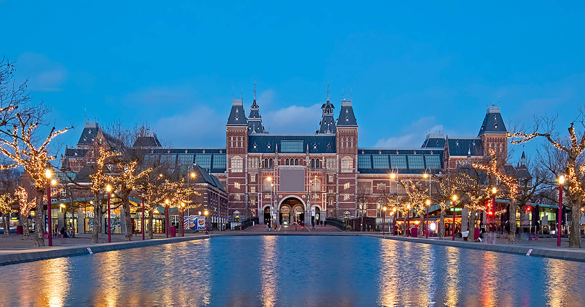 Rijksmuseum met Kersfeesliggies in die Nag Muurpapier