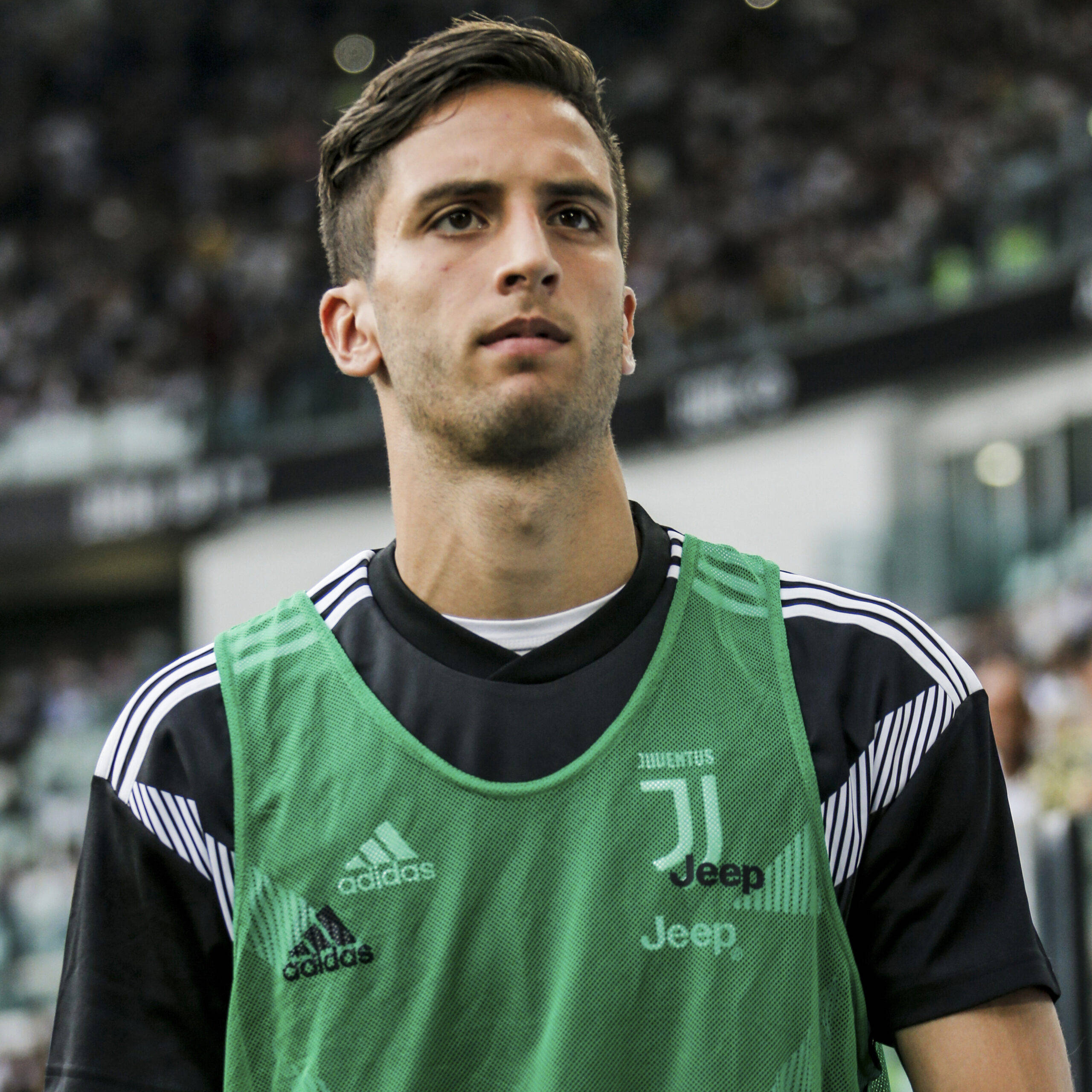 Rodrigo Bentancur dra 'n groen trui Muurpapier