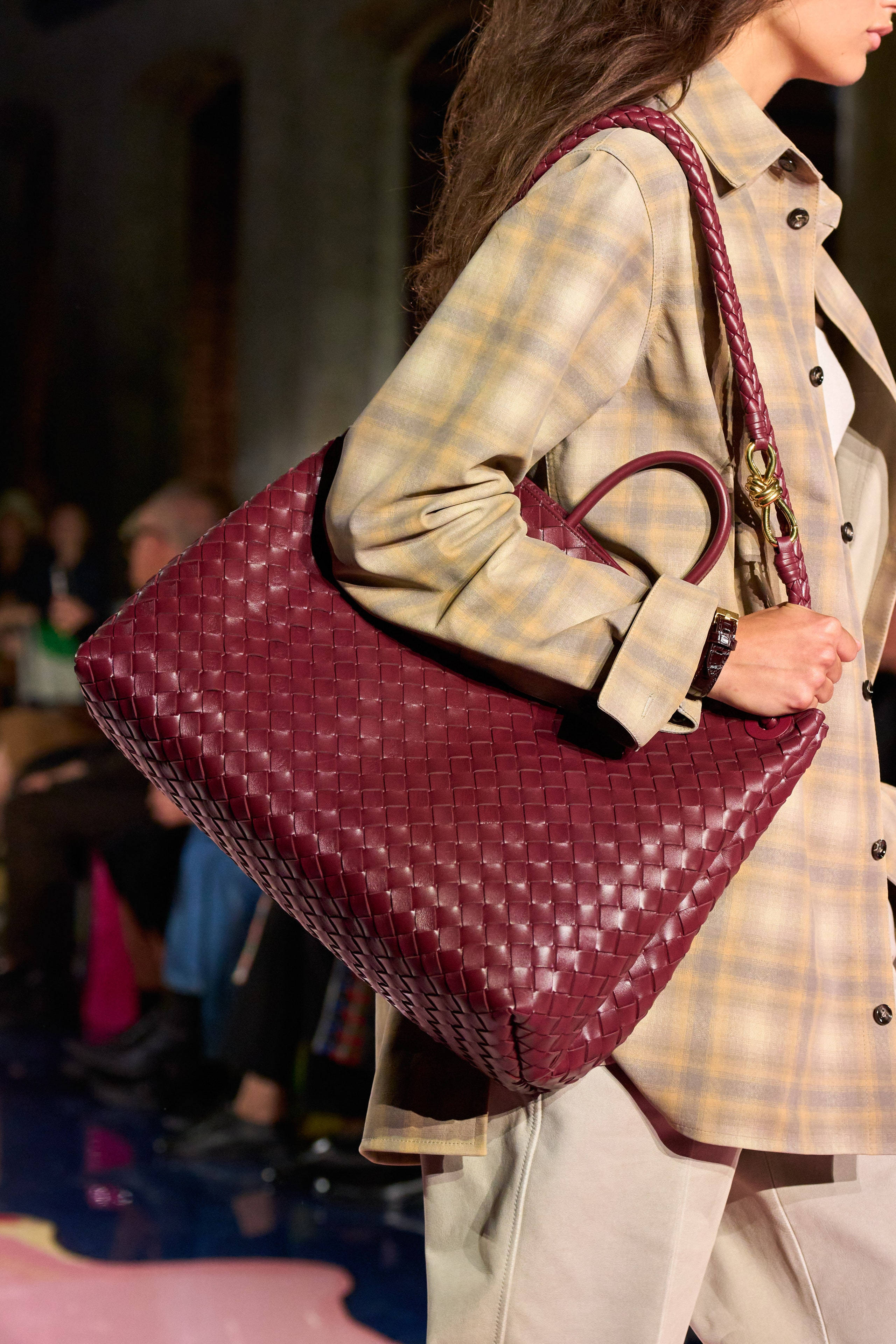 Rooi Bottega Veneta Sak Op Model Muurpapier