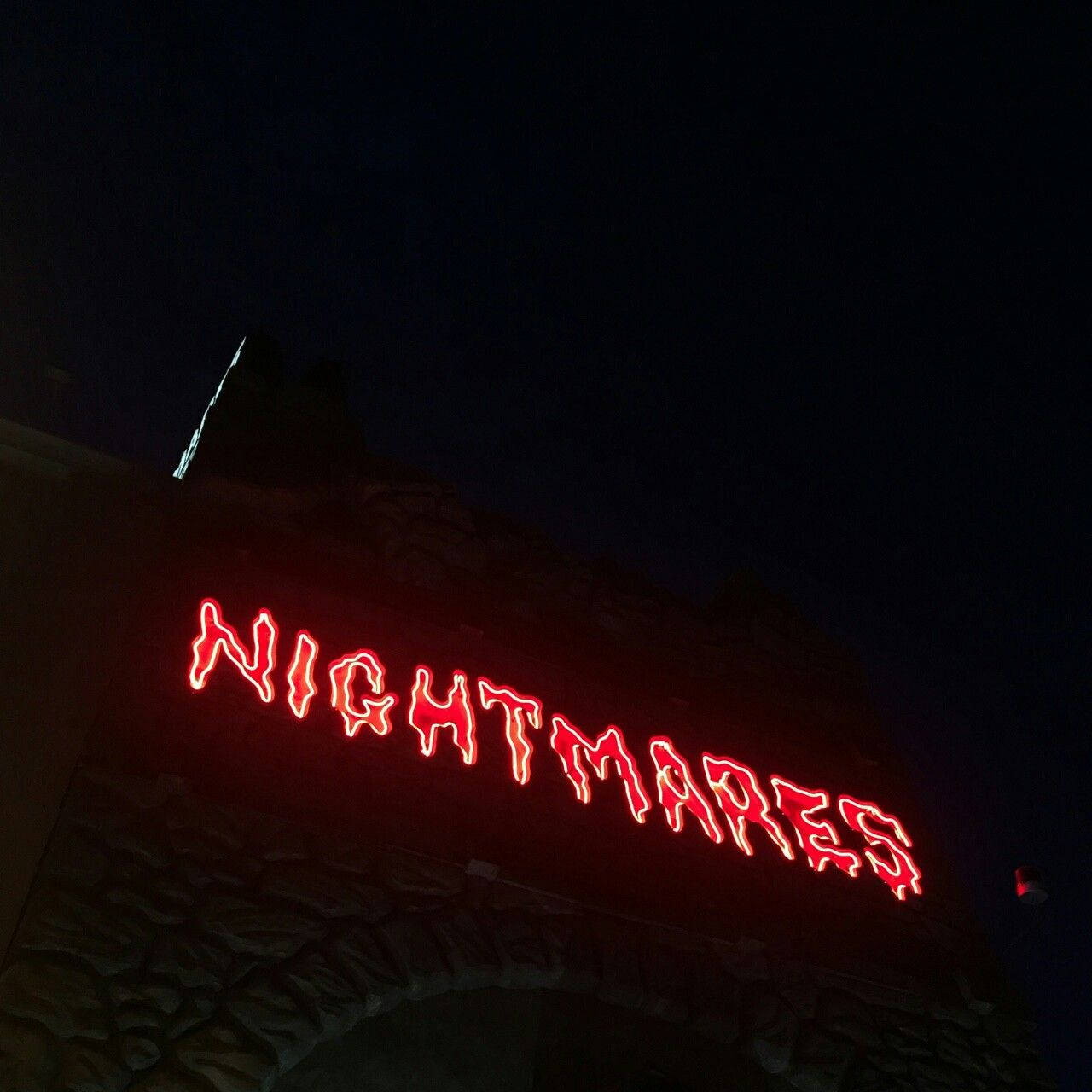 Rooi Estetiese Neon Nagmerries Muurpapier