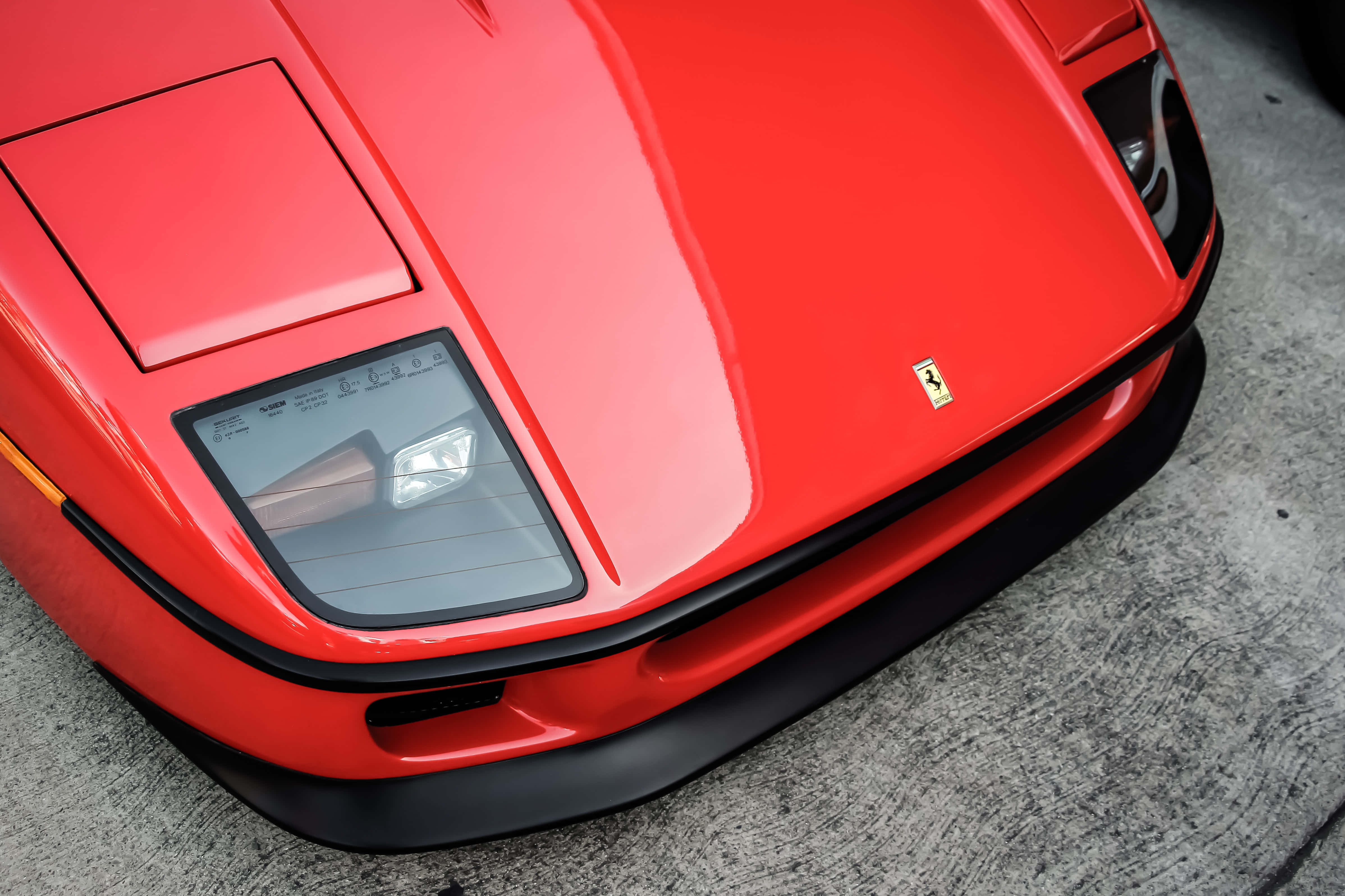 Rooi Ferrari op 'n kronkelpad teen 'n winterlandskap Muurpapier