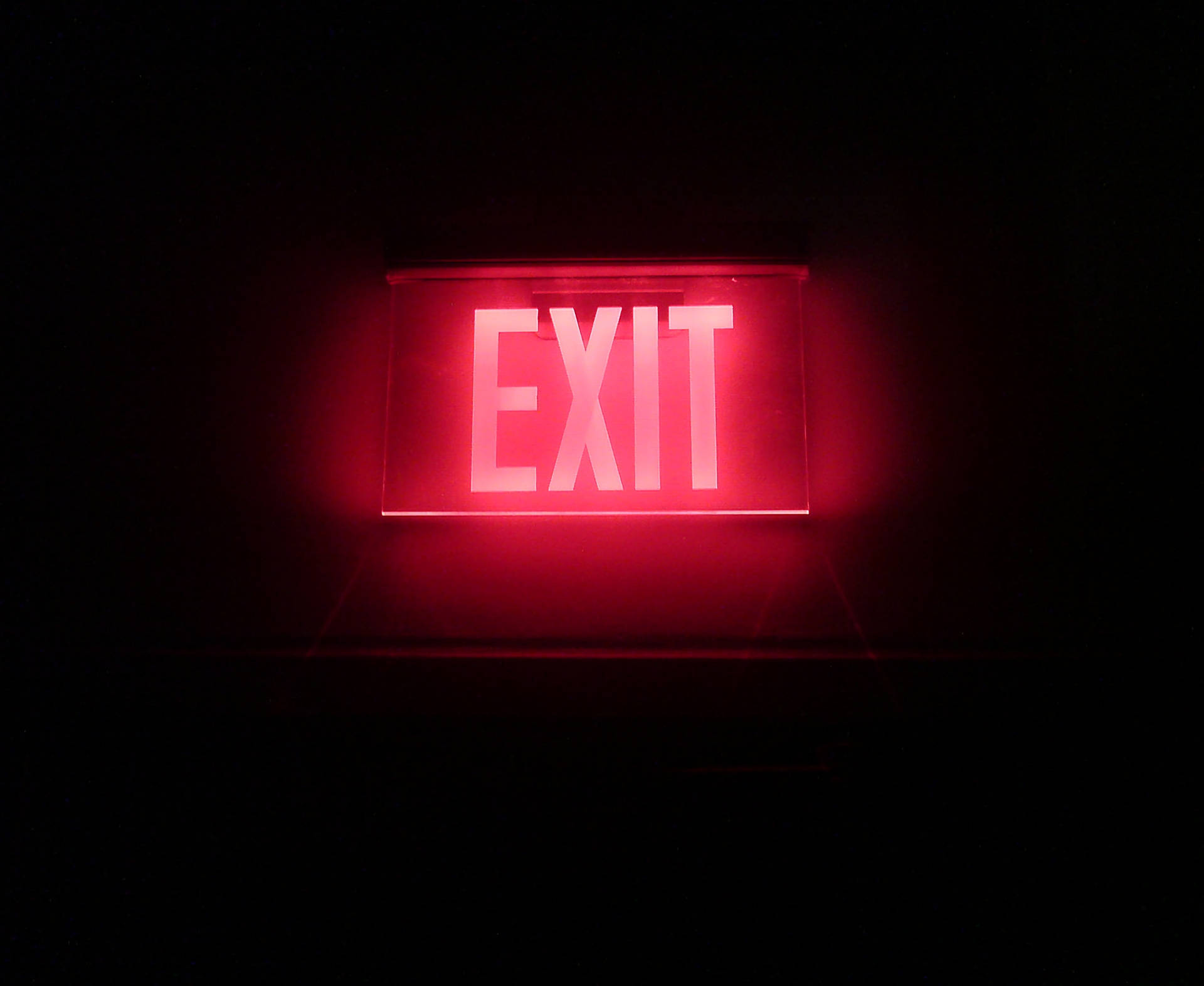 Rooi Neon-uitgang Agtergrond