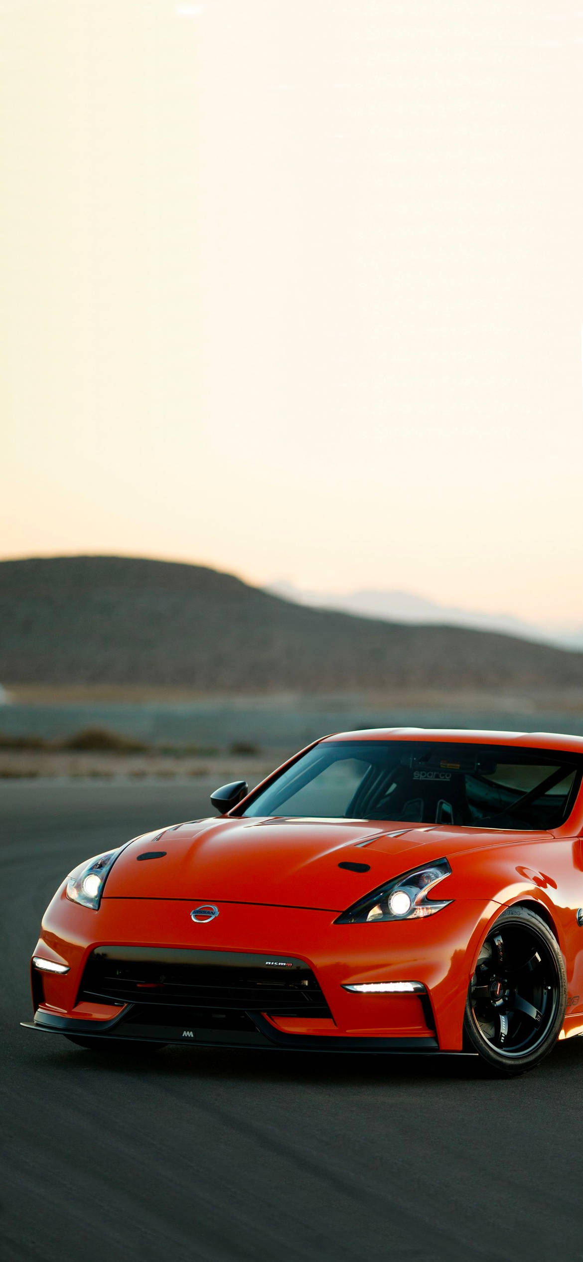 Rooi Nissan 370Z Met 'n Heuwel Muurpapier