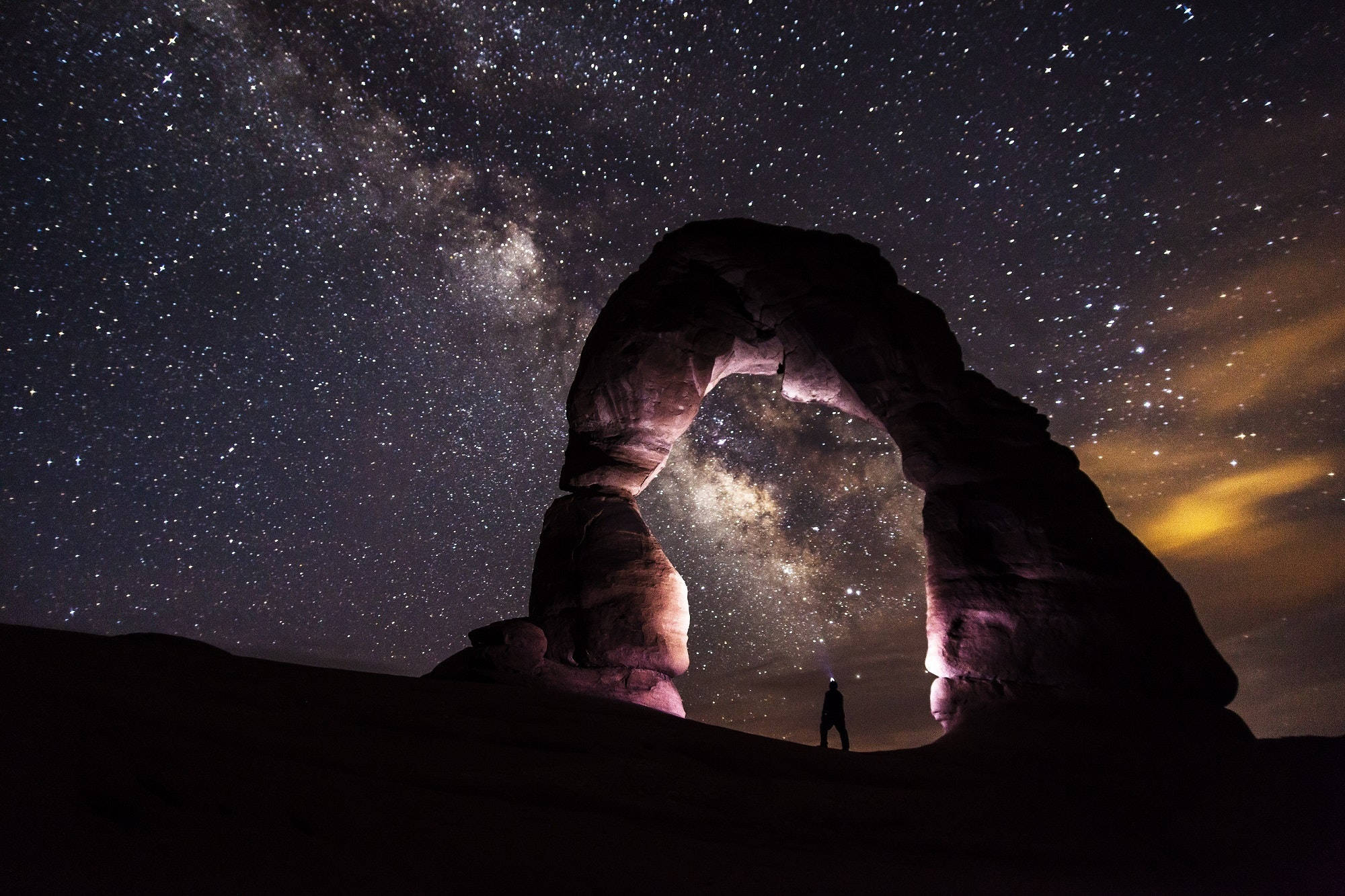 Ruimte met Rotsformasie Universeel Muurpapier