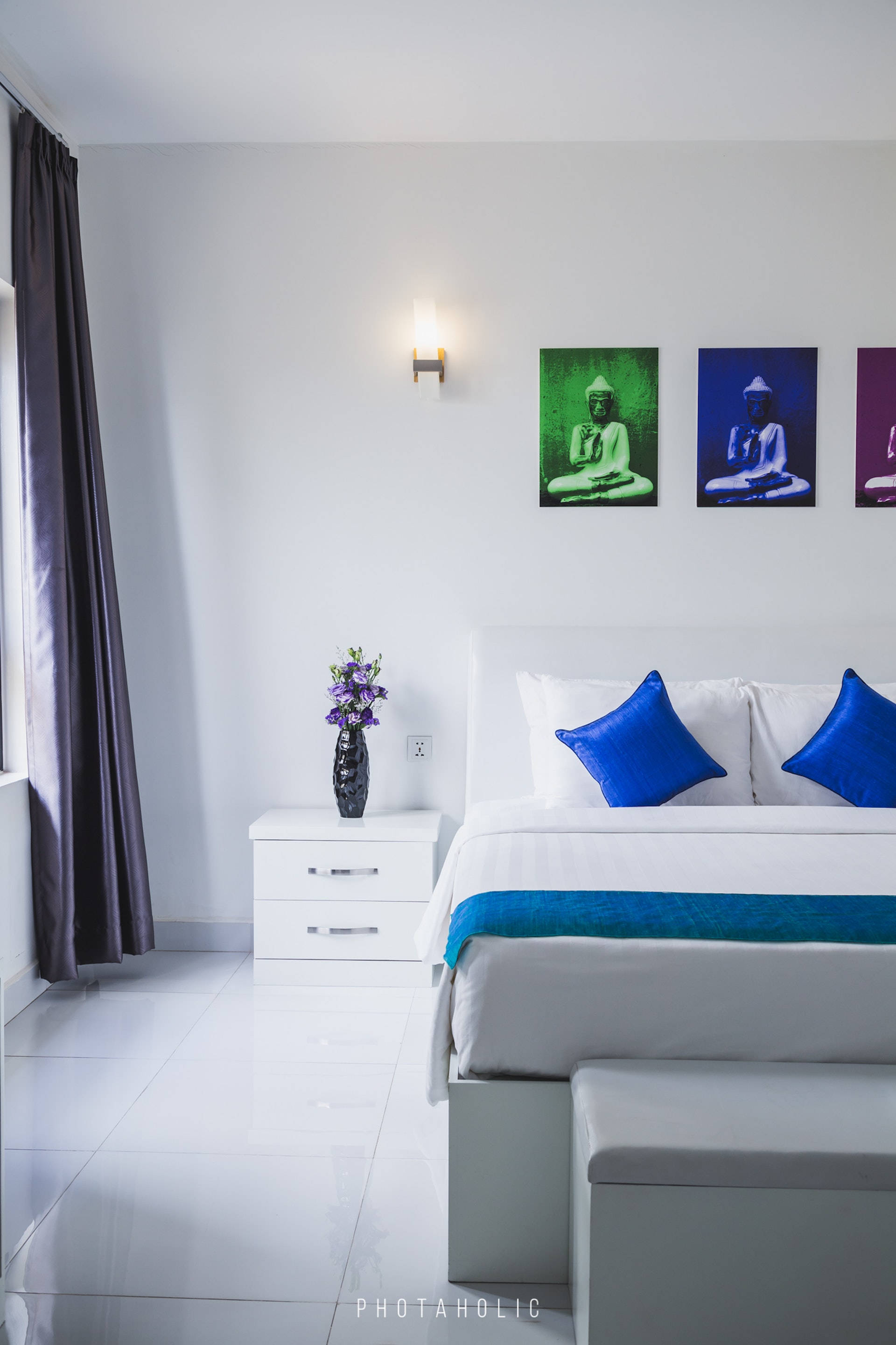Rustige Wit Slaapkamer met Blou Aksentkussings Muurpapier