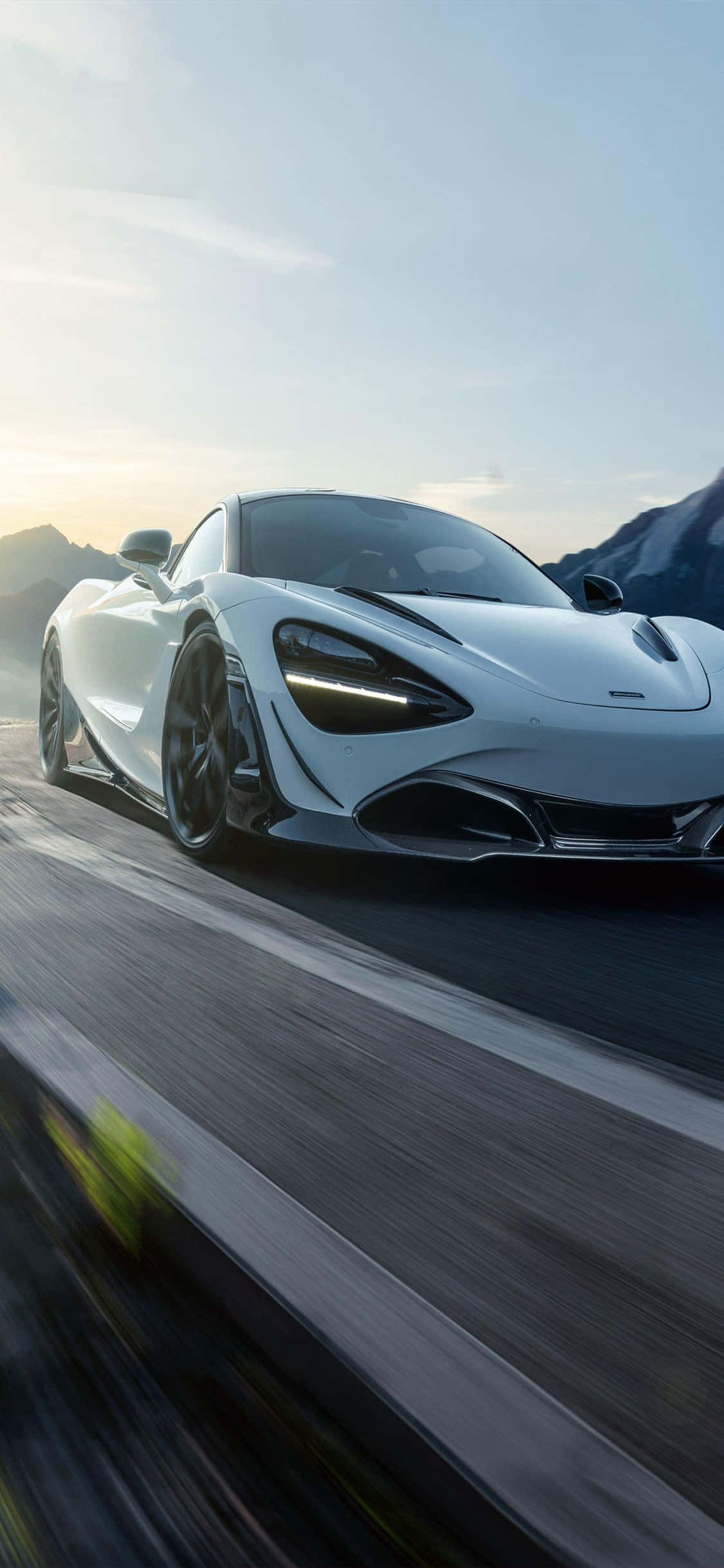 Ry in Styl met die iPhone XS in die McLaren 720S Muurpapier