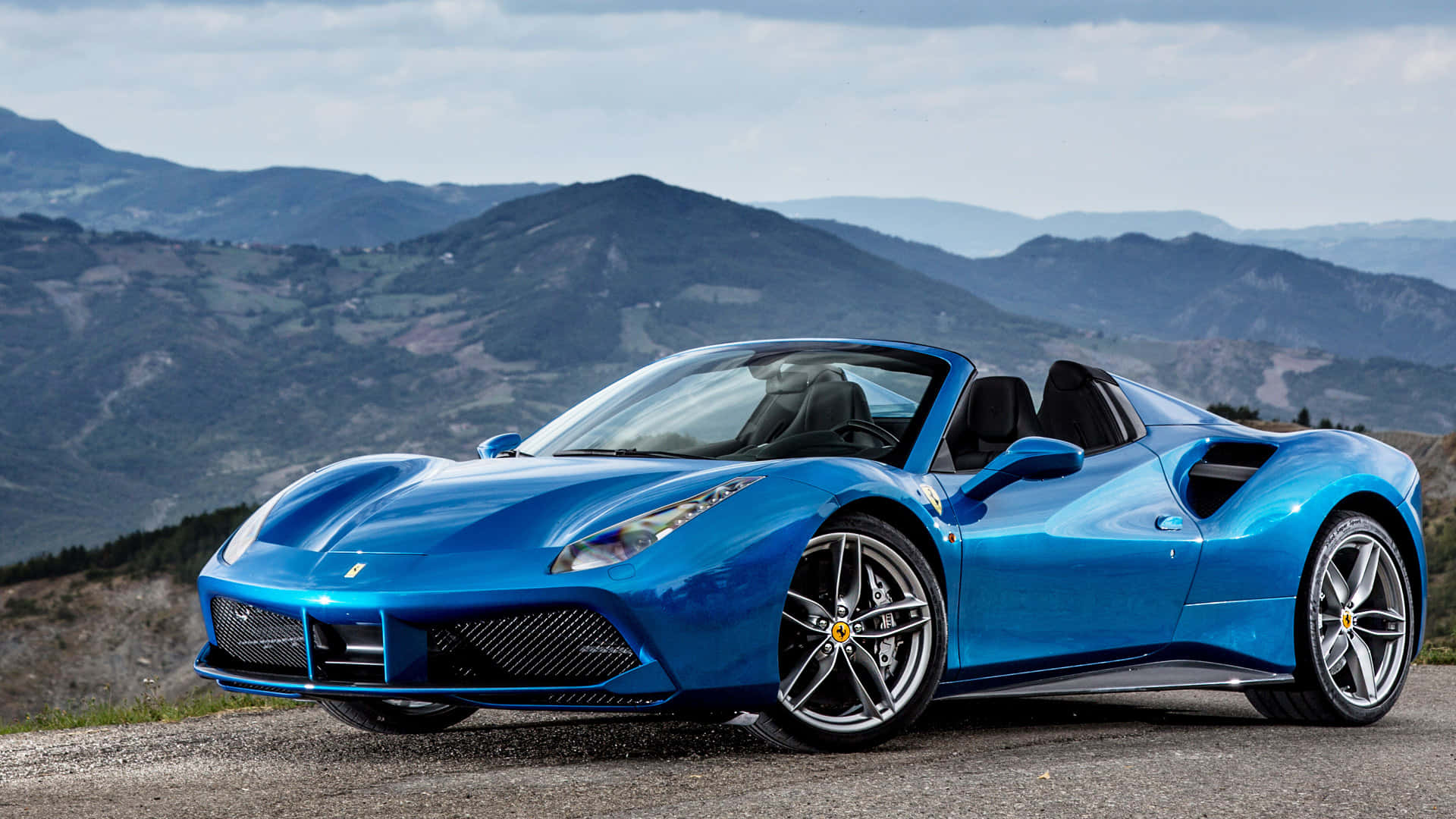 Ry in styl - 'n Ferrari op die oop pad Muurpapier