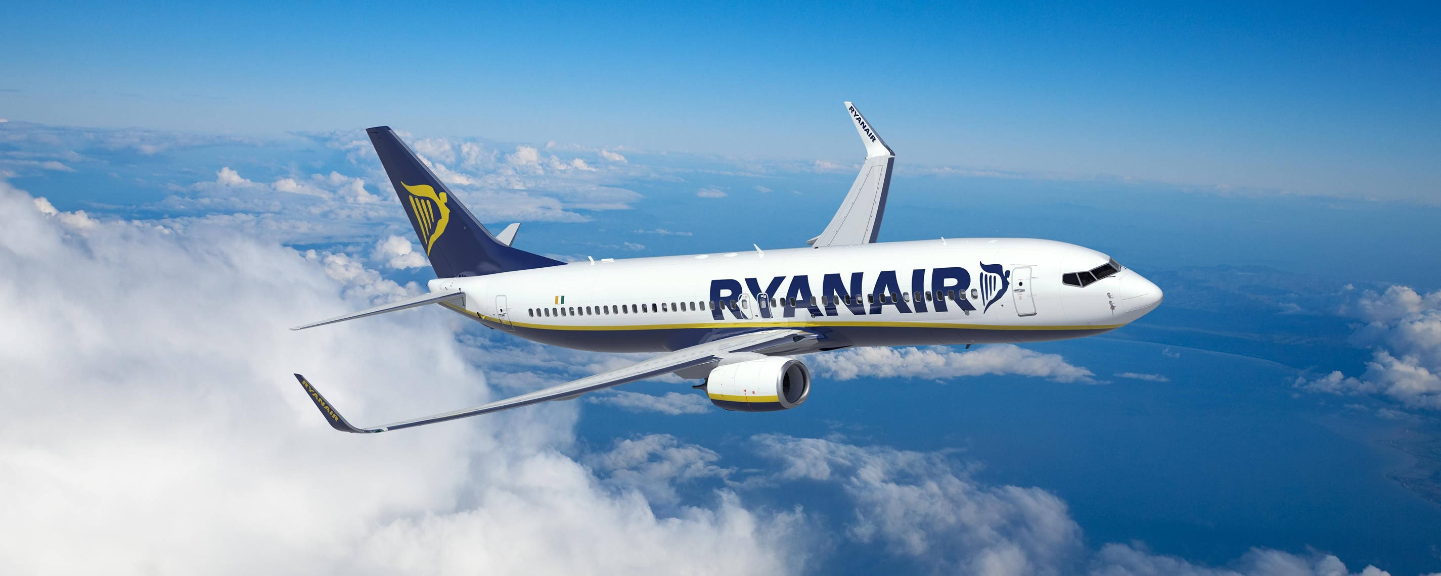 Ryanair Vliegtuig In Die Lug Muurpapier
