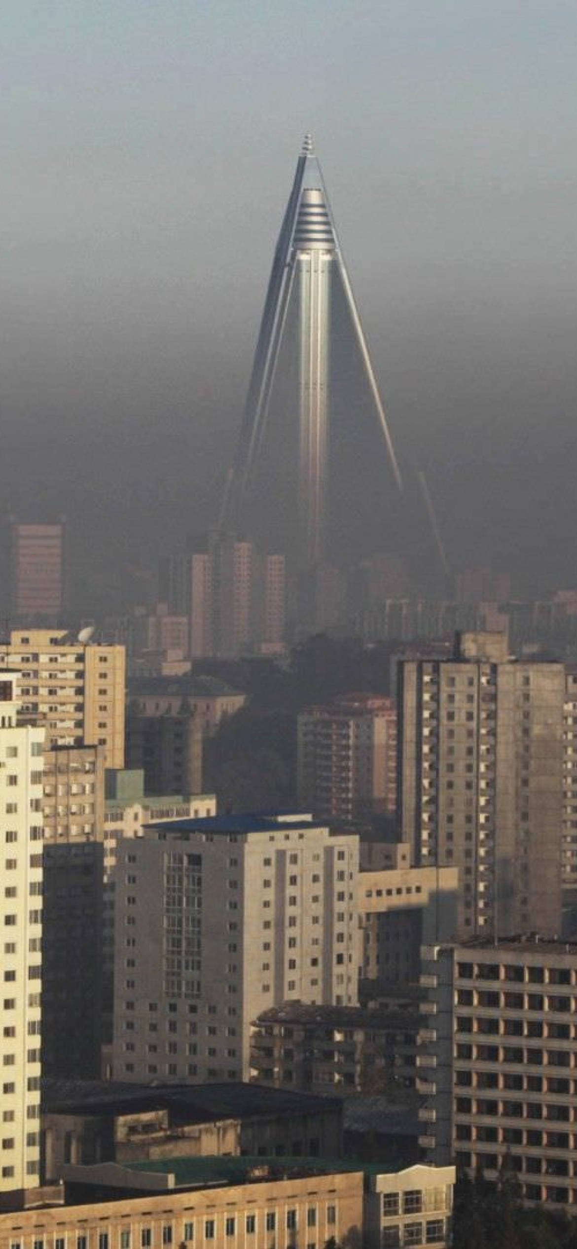 Ryugyong Hotel Somber Lug Muurpapier