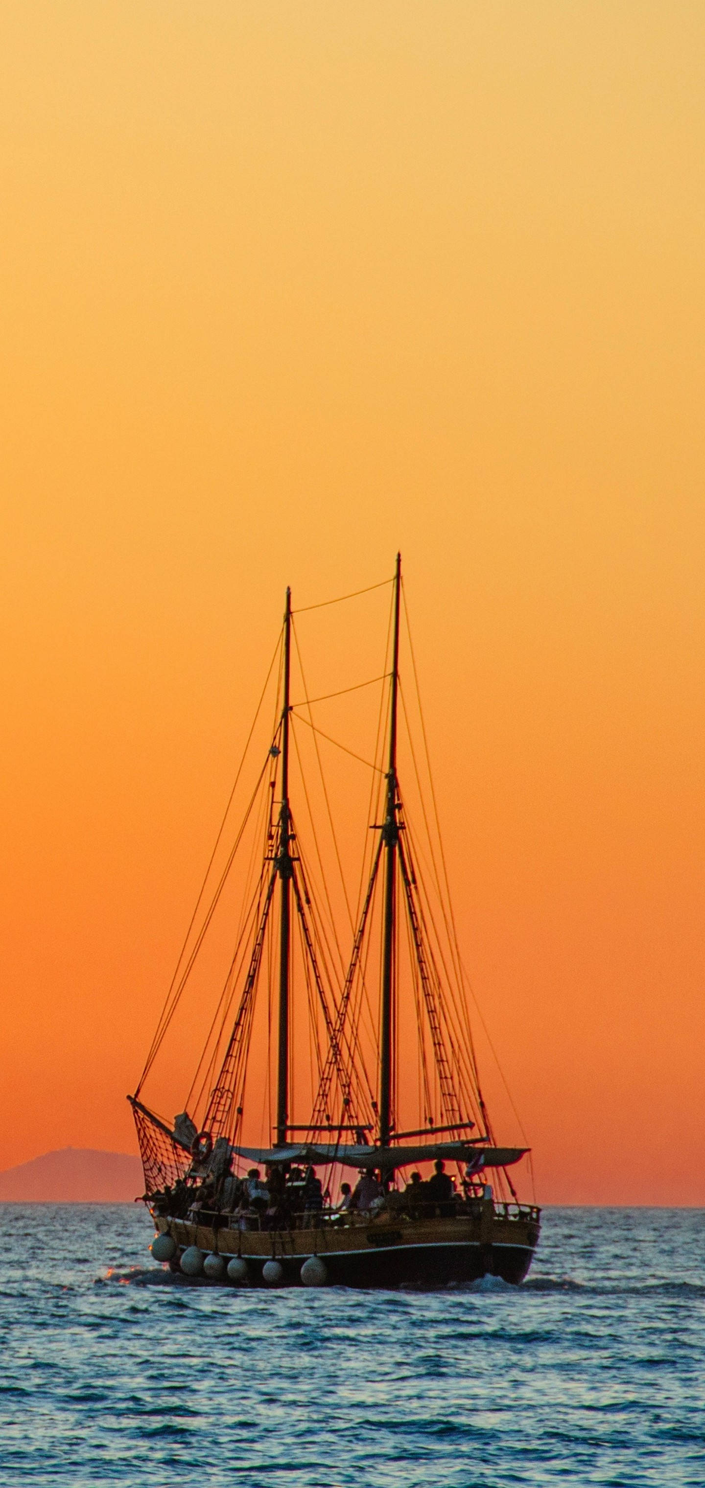 S10 Seilboot Oranje Lug Muurpapier