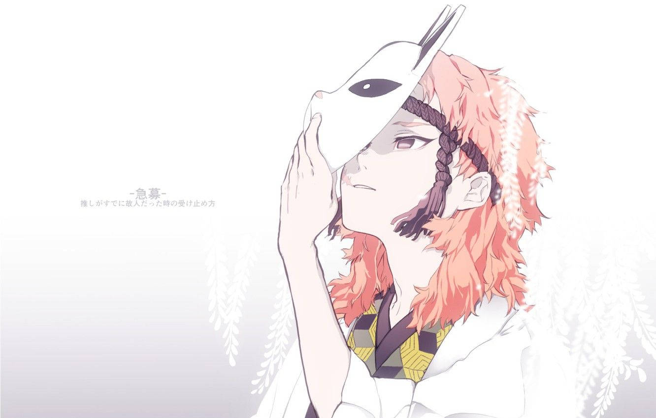 Demon Slayer-agtergrond van Sabito wat 'n Kitsune-masker dra met wit wisteria-blomme.