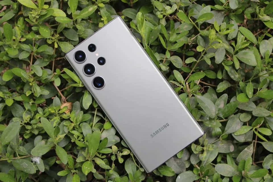 Samsung S23 Ultra op Groen Blare Agtergrond Muurpapier