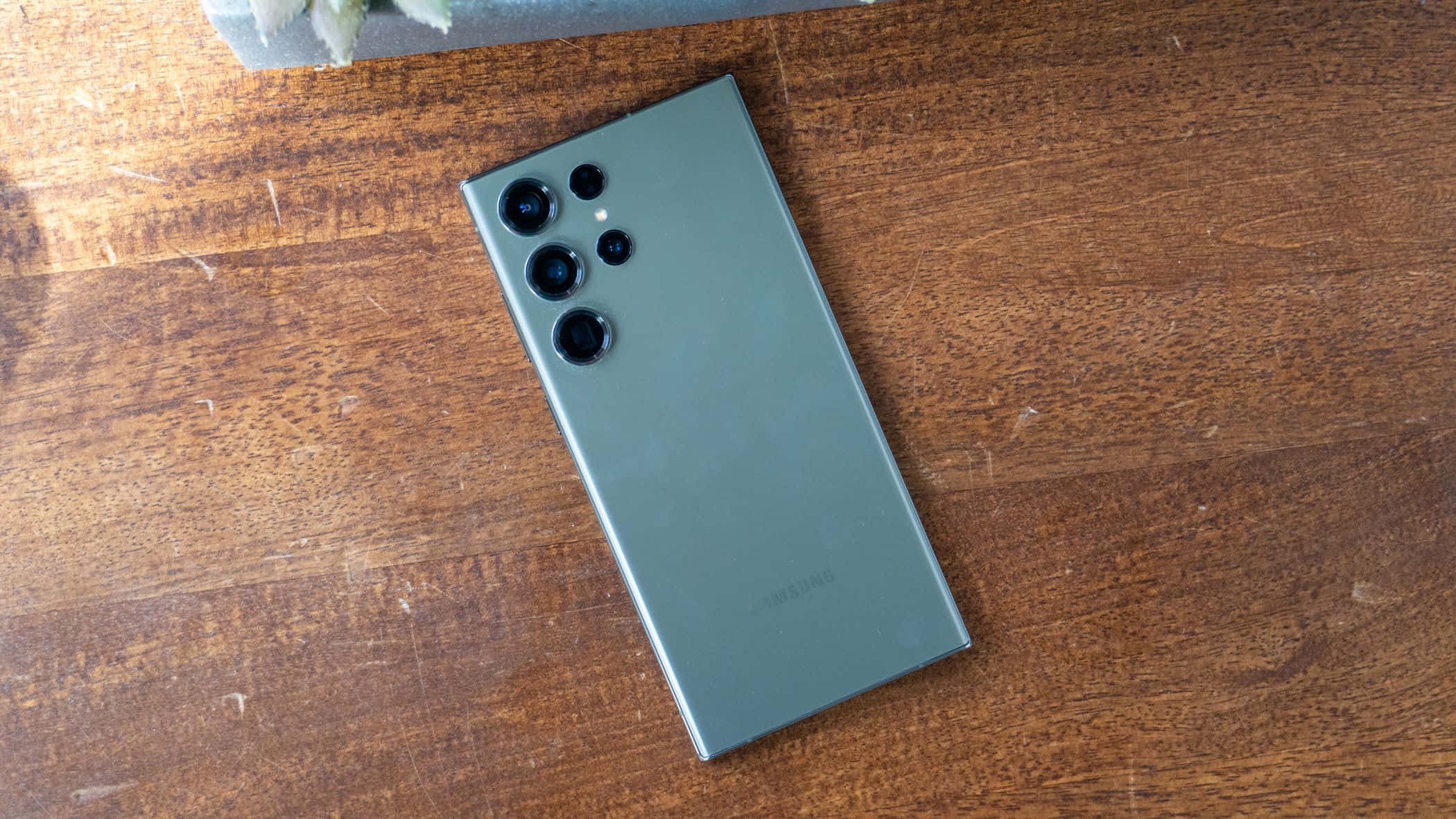 Samsung S23 Ultra Groen Agterkant Kamera-rangskikking Houtoppervlak Muurpapier