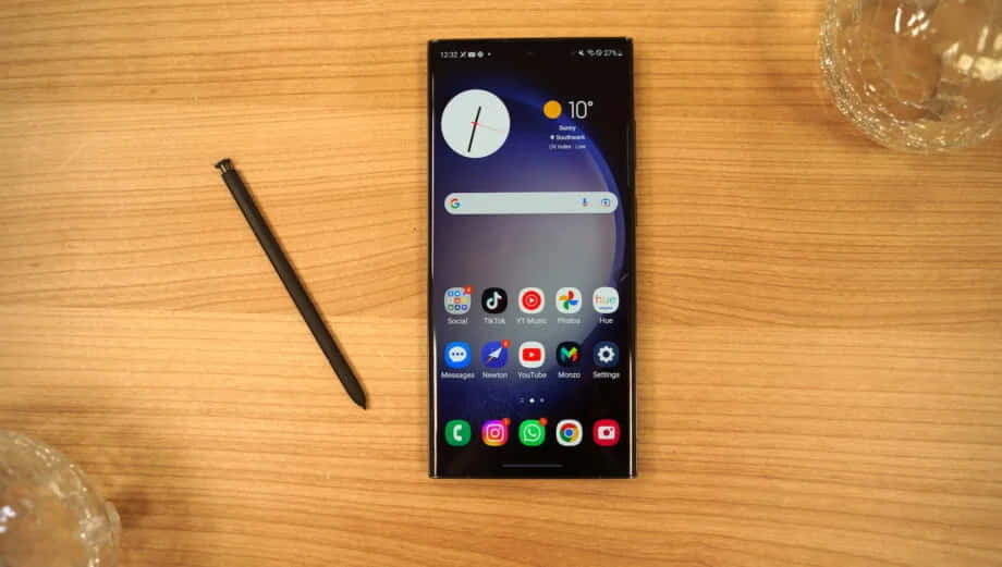 Samsung S23 Ultra met S Pen op lessenaar Muurpapier