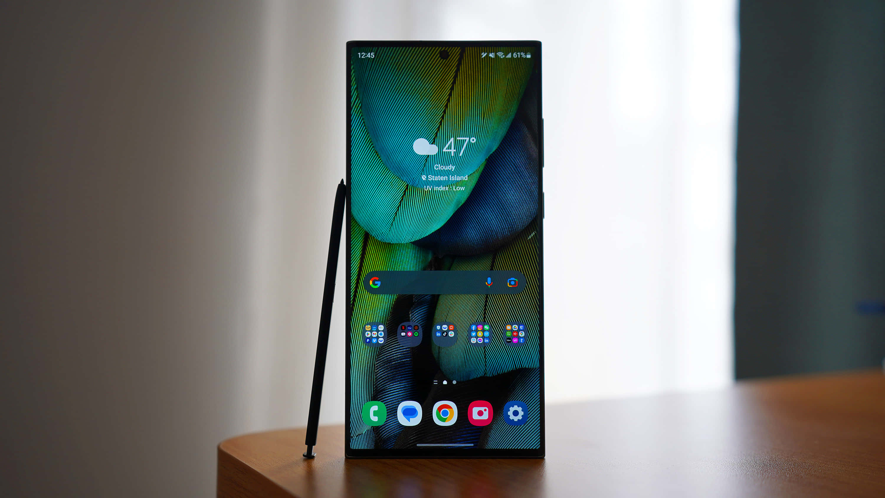 Samsung S23 Ultra met S Pen Vertoon Muurpapier