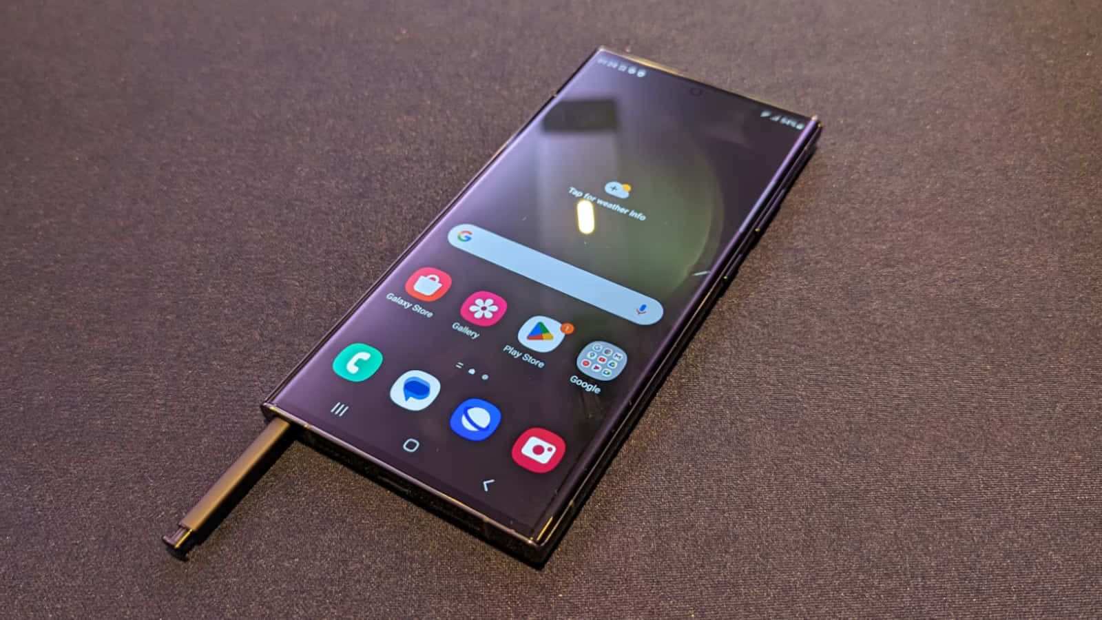 Samsung S23 Ultra met S Pen vertoon Muurpapier