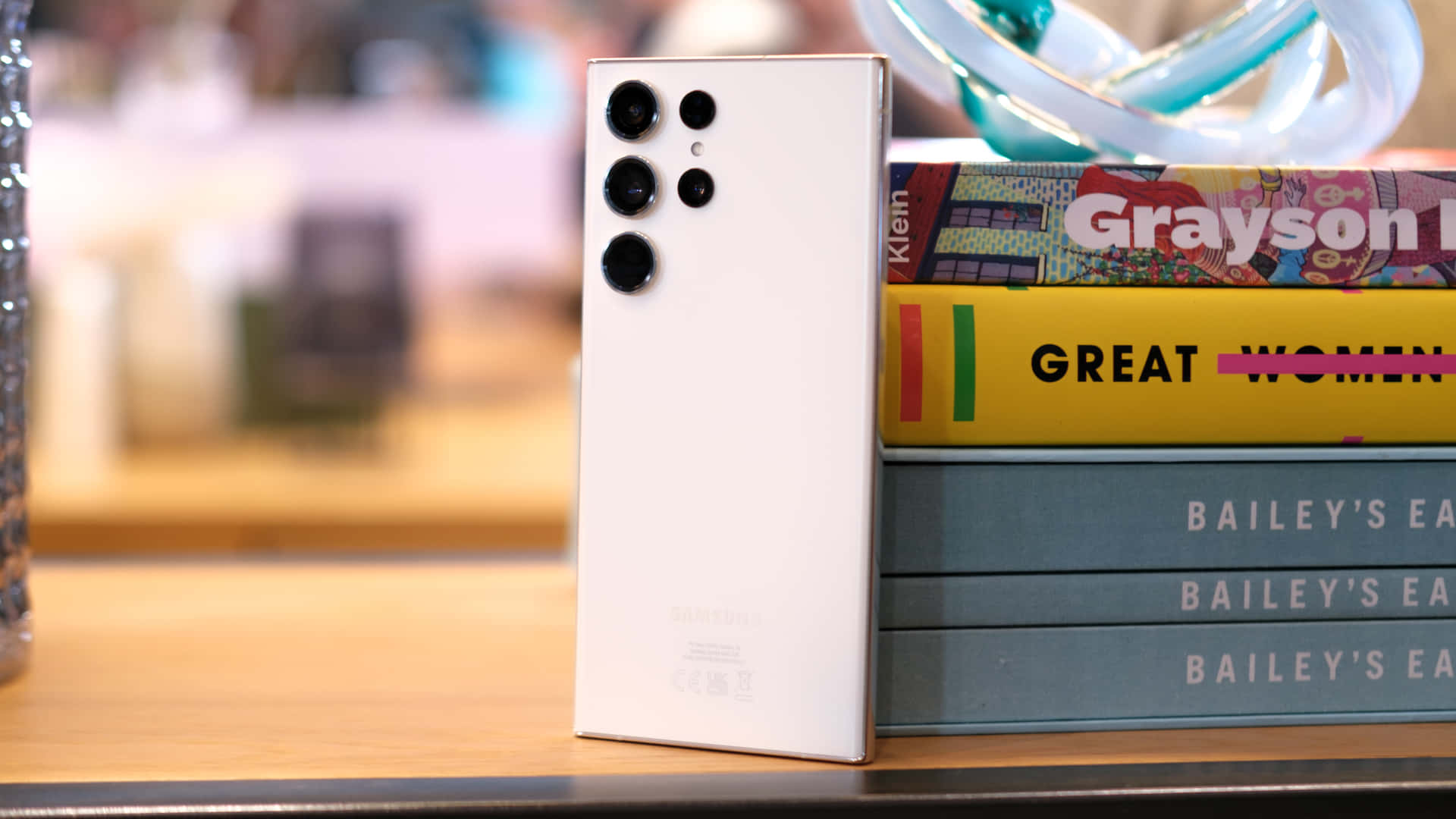 Samsung S23 Ultra Roomkleur Gestapelde Boeke Agtergrond Muurpapier