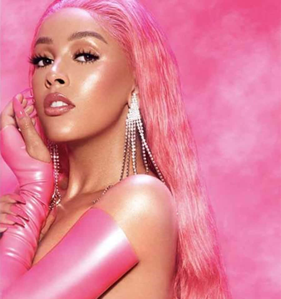 Sanger en liedjieskrywer Doja Cat wat tydens 'n konsert optree Muurpapier