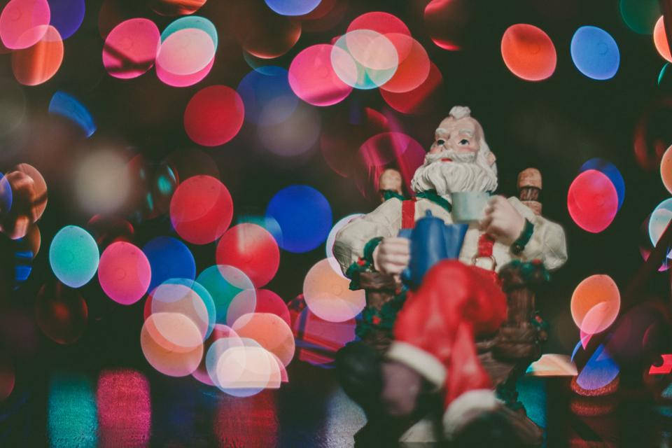 Santa-standbeeldjie en Kleurvolle Kersfeesliggies Muurpapier