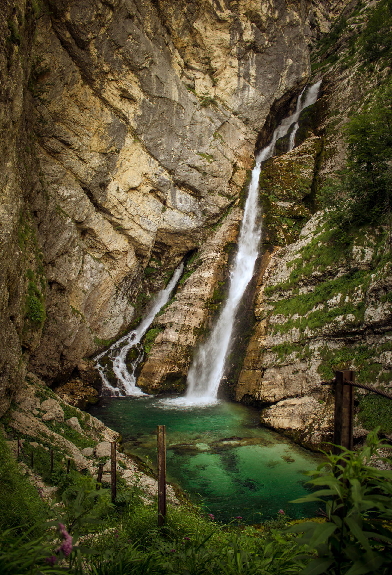 Savica-waterval rotsagtige berge muurpapier.