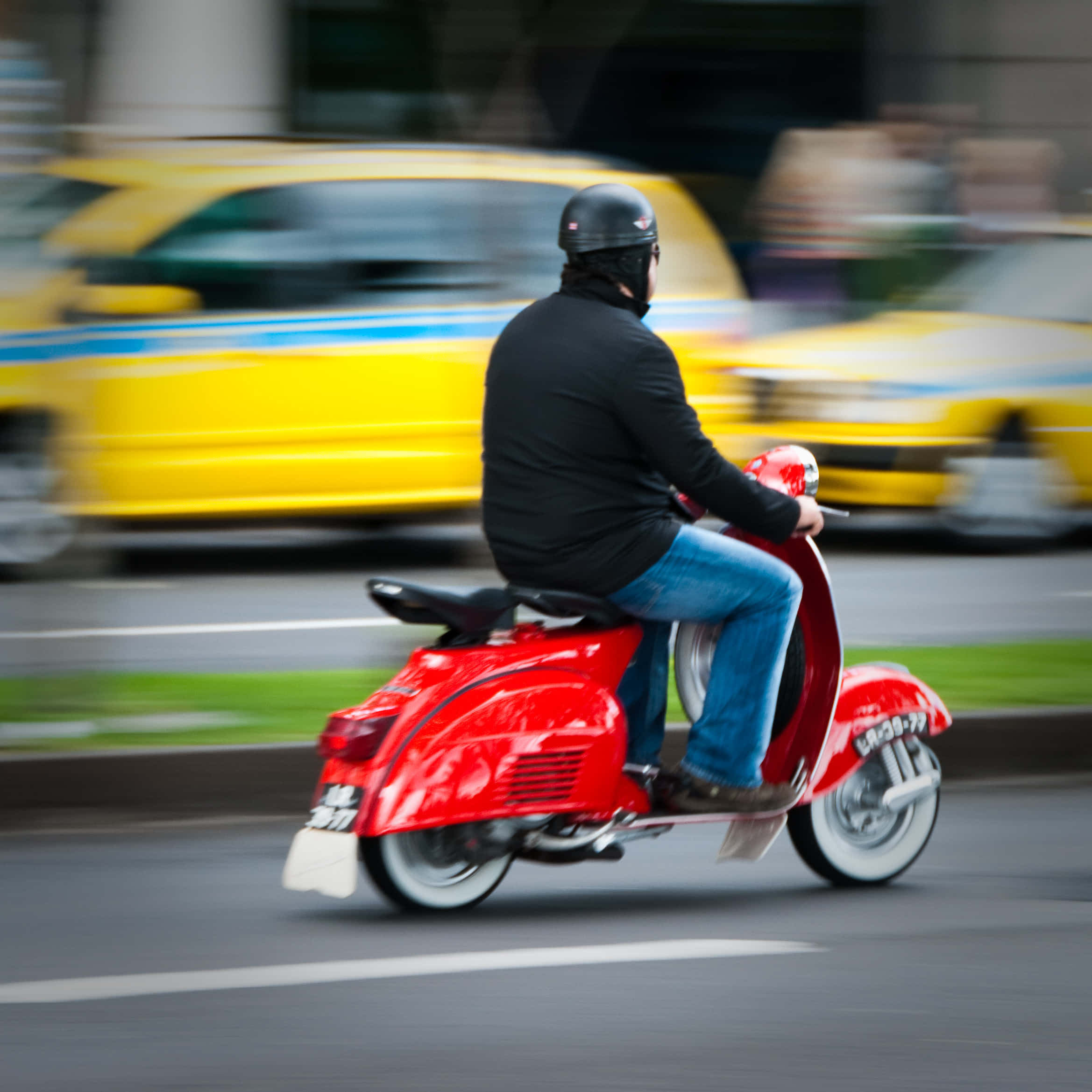 Scooter Man Ry 'n Rooi Bromponie Prent Muurpapier