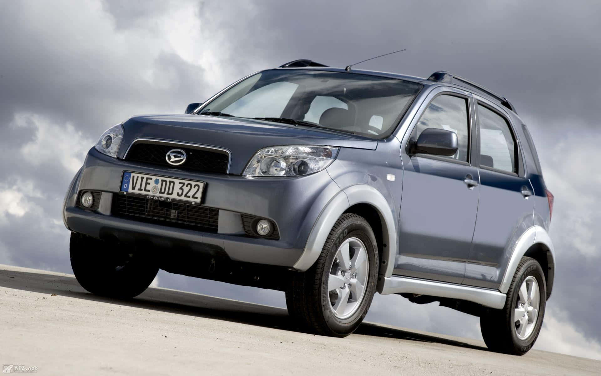 Sekel en Stylvolle Daihatsu op die Pad Muurpapier