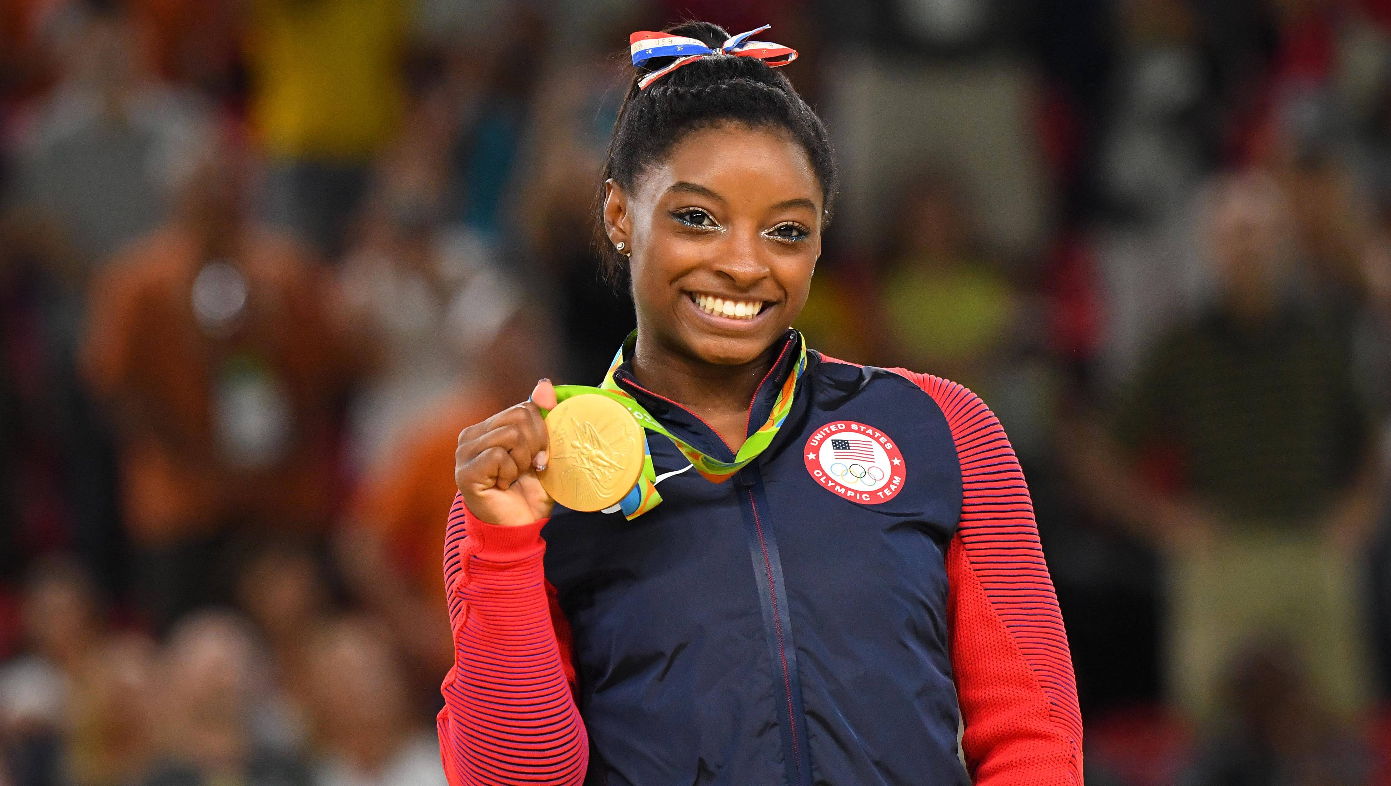 Simon Biles met Goue Medalje Muurpapier