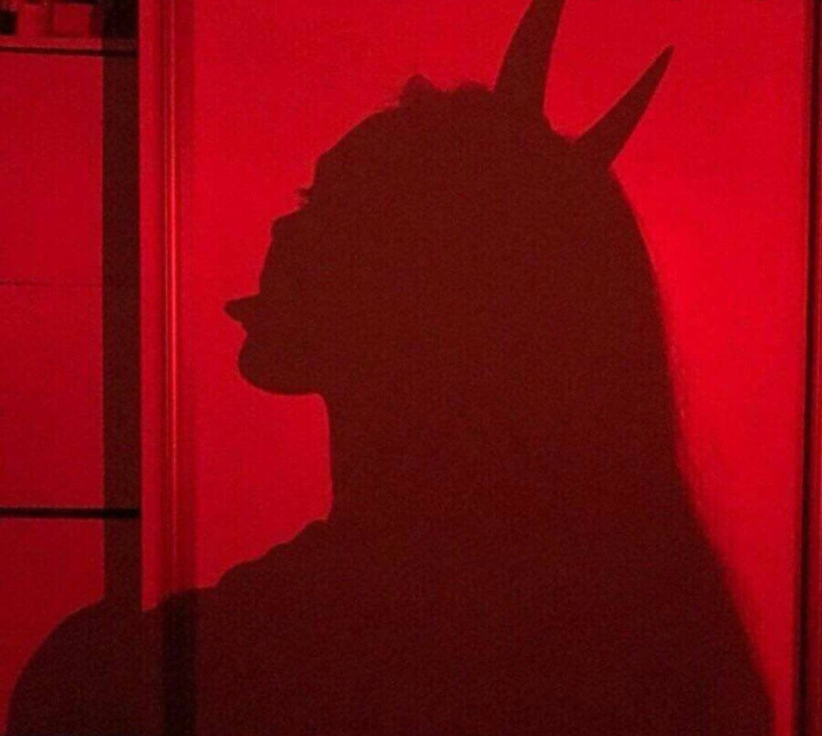 Skaduwee van 'n Demoniese Meisie - Edgy Anime Profielfoto Muurpapier