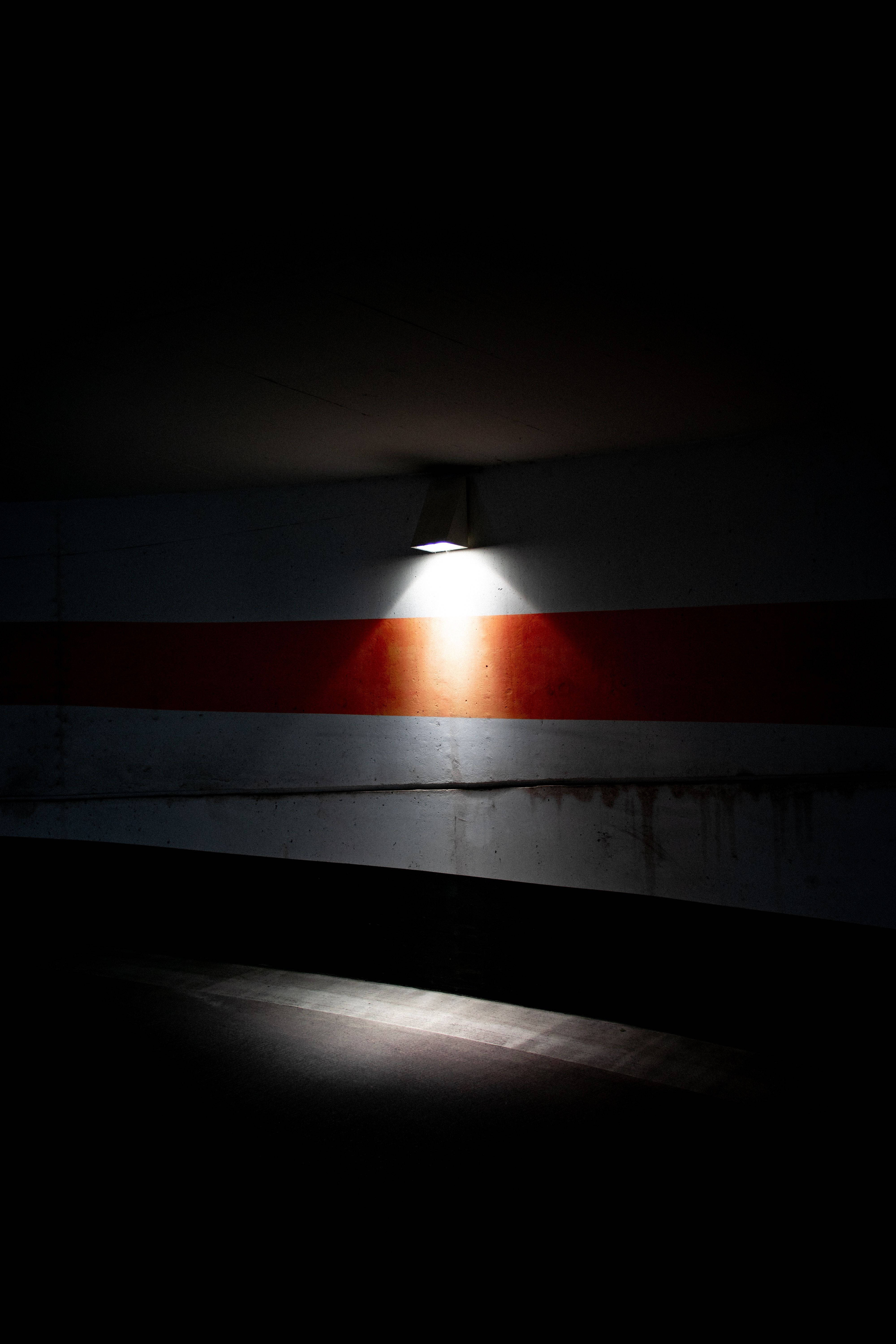 Skep 'n Magiese Atmosfeer met Dowwe Lig Muurpapier