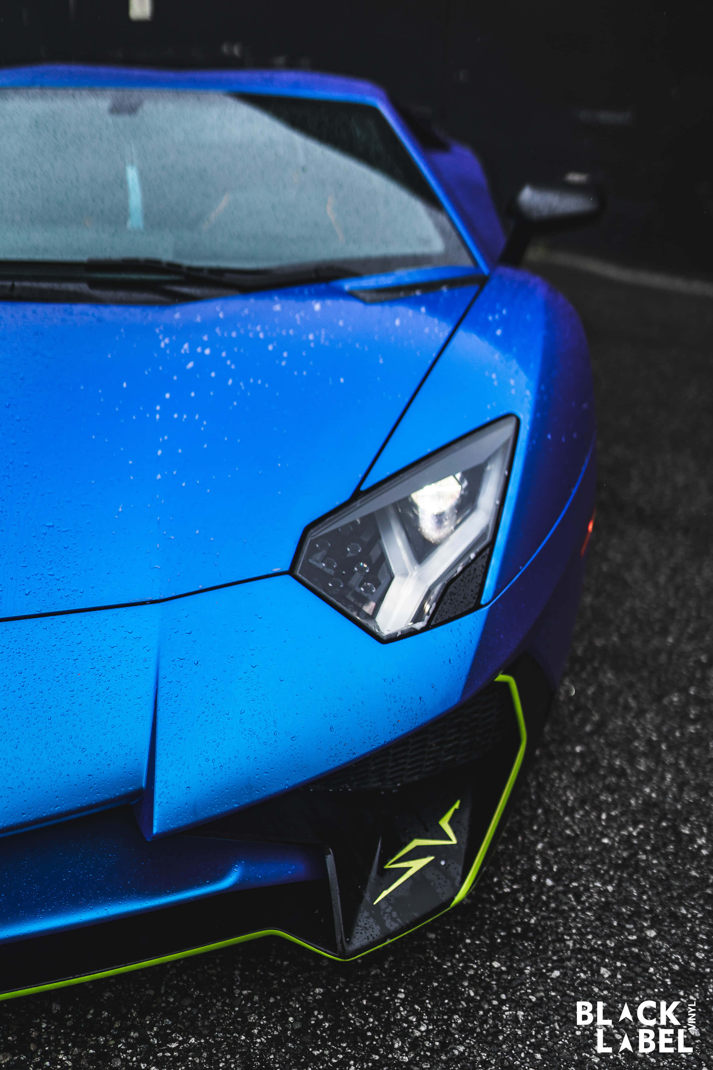 Skerp in 'n blou Lamborghini. Muurpapier